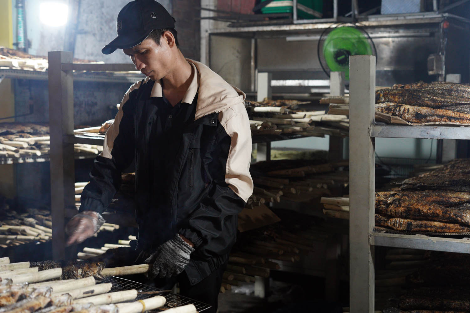 Một tuyến đường ở TP.HCM đỏ lửa suốt đêm trước ngày vía Thần Tài- Ảnh 5.