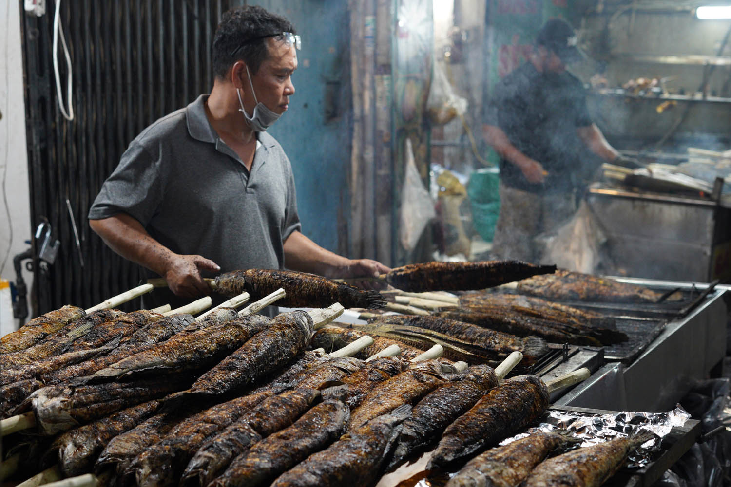 Một tuyến đường ở TP.HCM đỏ lửa suốt đêm trước ngày vía Thần Tài- Ảnh 6.