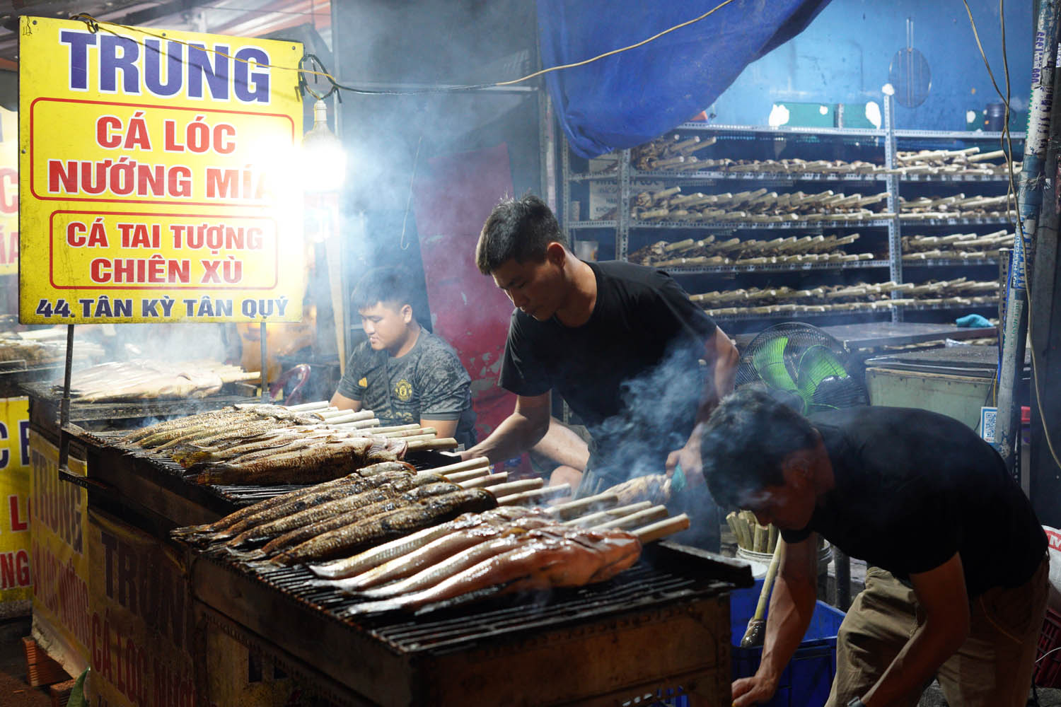 Một tuyến đường ở TP.HCM đỏ lửa suốt đêm trước ngày vía Thần Tài- Ảnh 7.