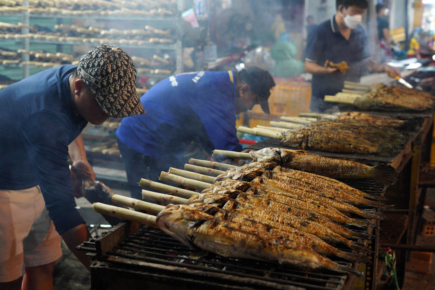 Một tuyến đường ở TP.HCM đỏ lửa suốt đêm trước ngày vía Thần Tài- Ảnh 8.