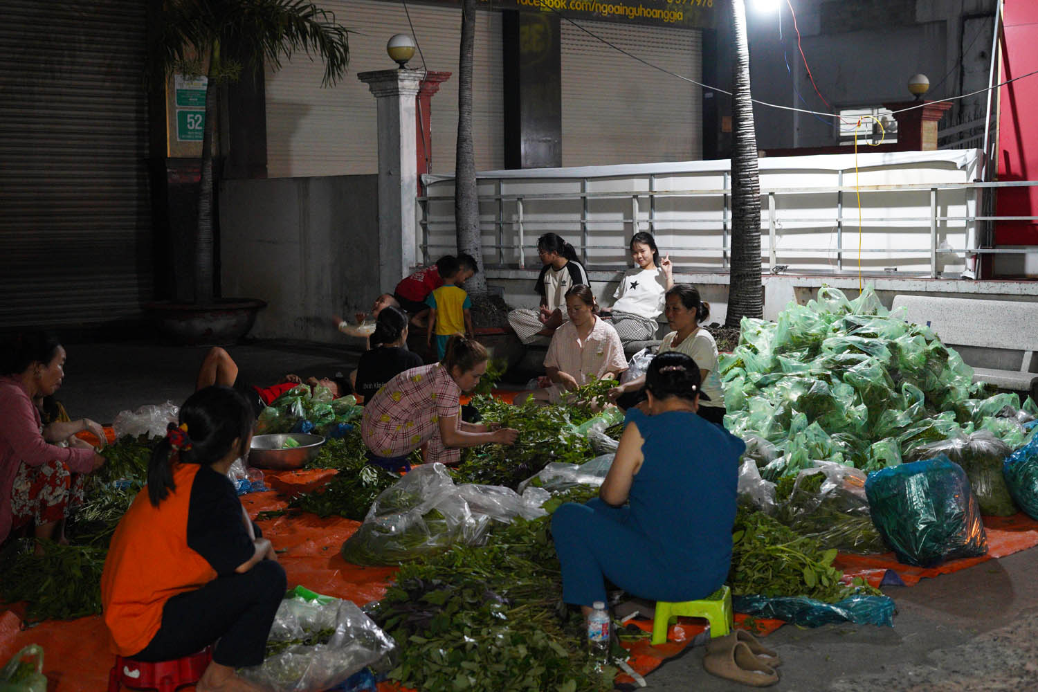 Một tuyến đường ở TP.HCM đỏ lửa suốt đêm trước ngày vía Thần Tài- Ảnh 10.