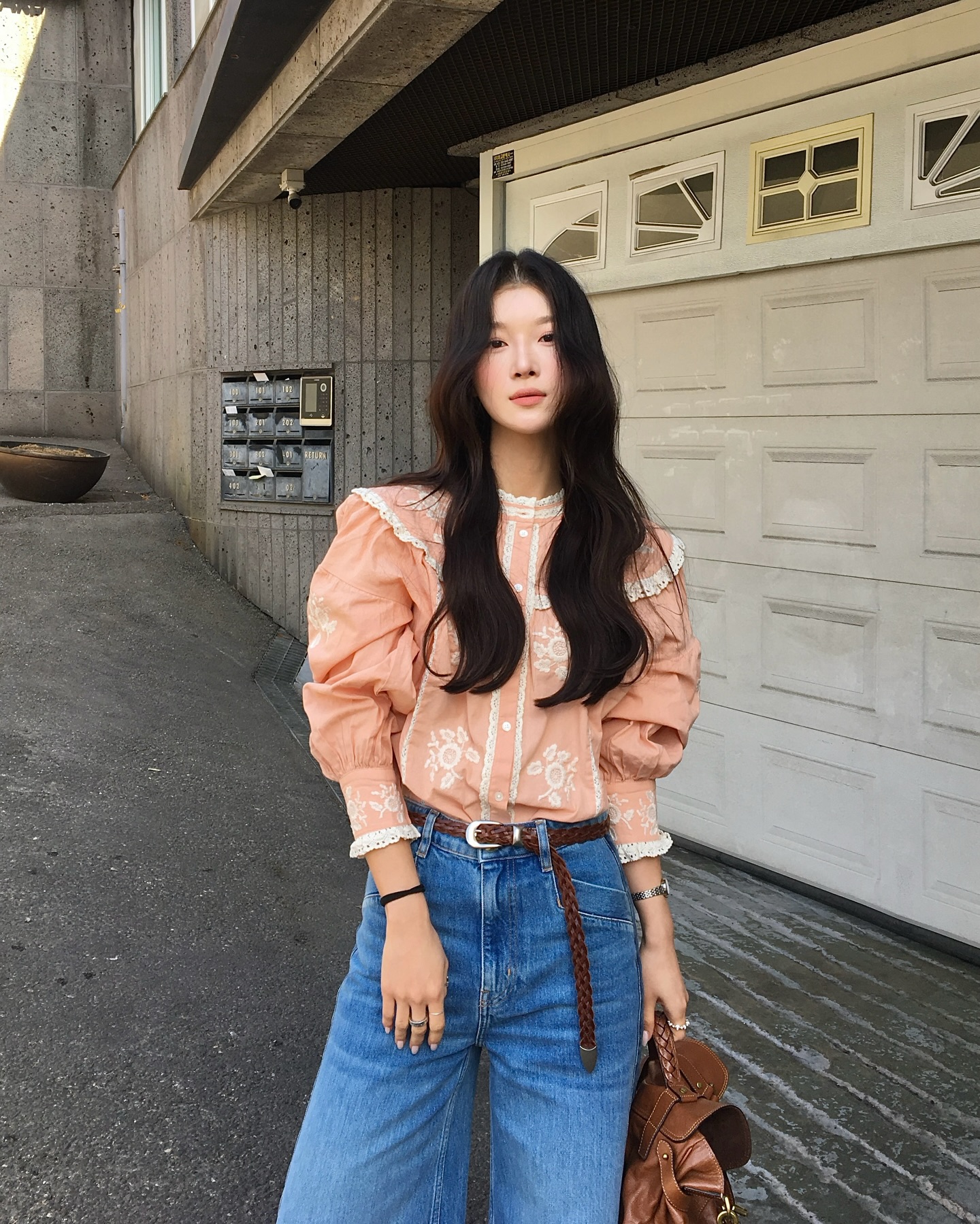 Sự trở lại của một mẫu áo công sở: Mặc lên sang chảnh cả set đồ, sang tới mùa thu mặc vẫn đẹp- Ảnh 11.