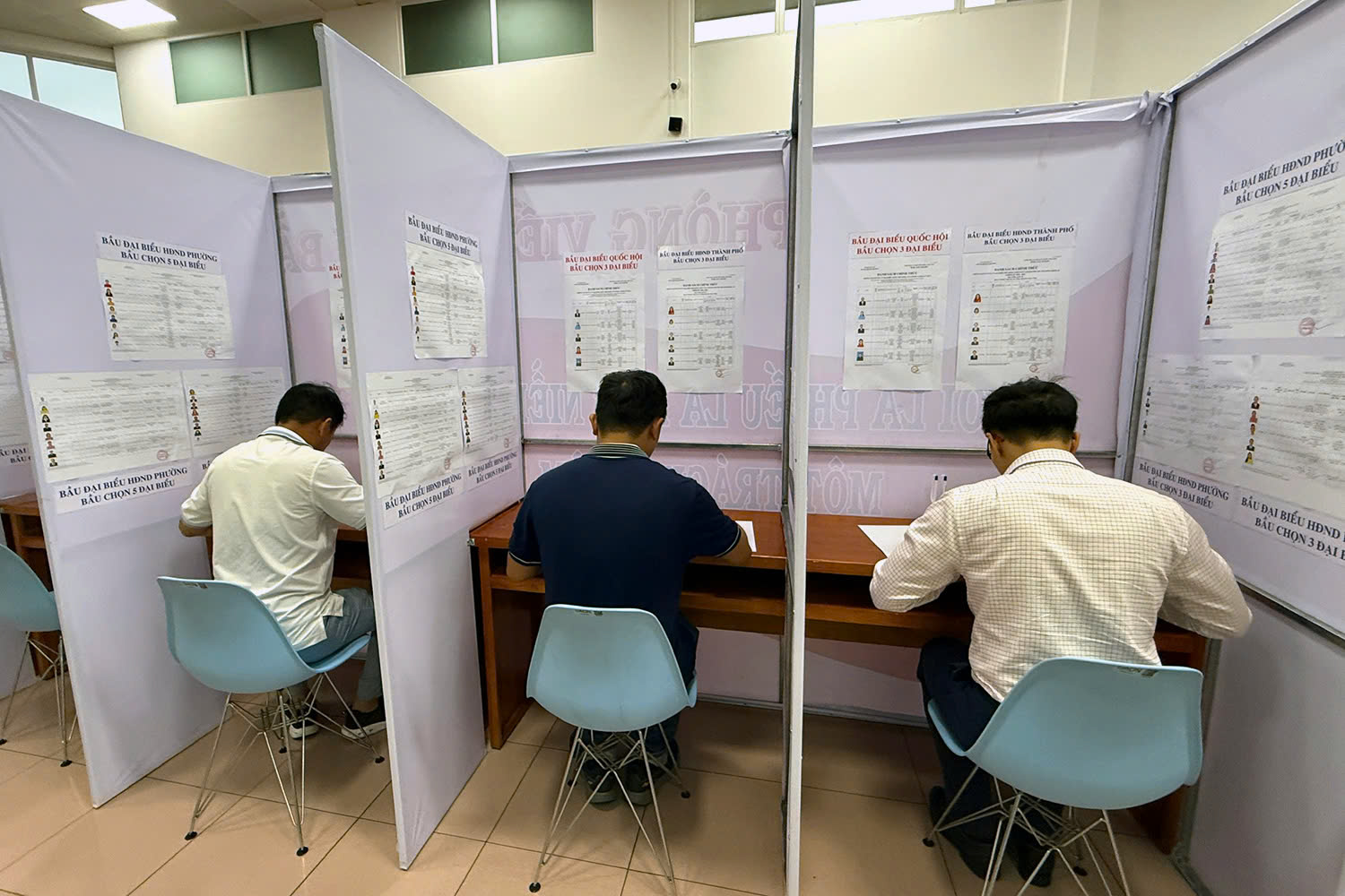 Nhiều cử tri tại TP.HCM đi bầu cử sớm trong mưa - Ảnh 5.