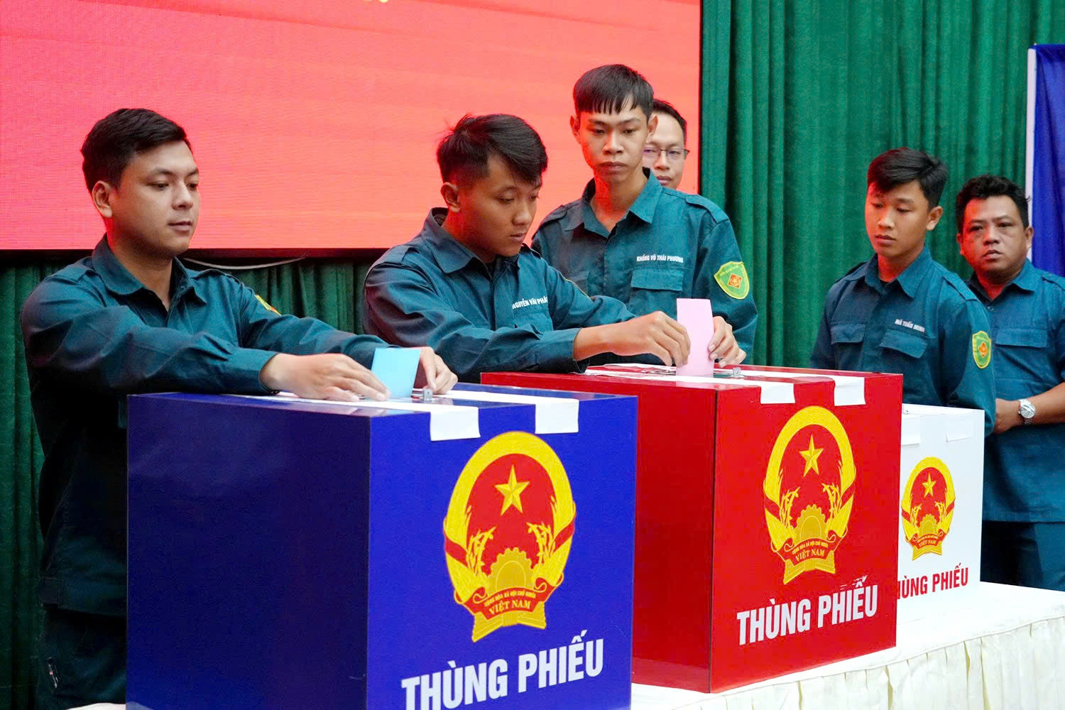 Nhiều cử tri tại TP.HCM đi bầu cử sớm trong mưa - Ảnh 6.