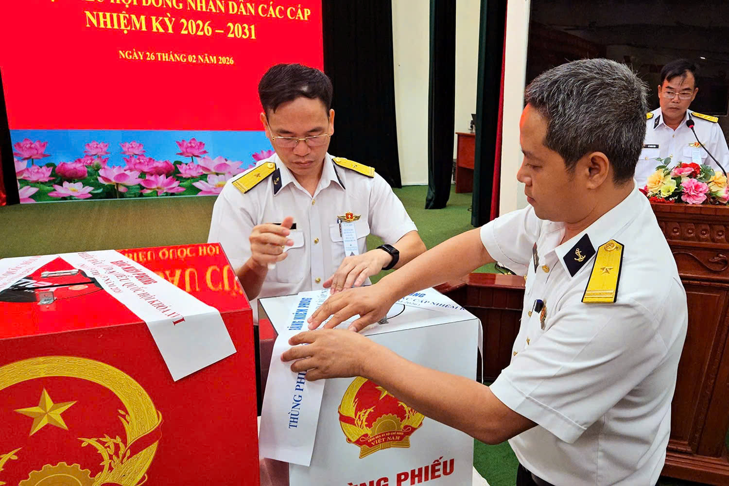 Nhiều cử tri tại TP.HCM đi bầu cử sớm trong mưa - Ảnh 7.