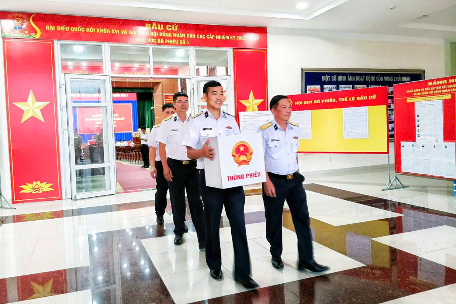 Nhiều cử tri tại TP.HCM đi bầu cử sớm trong mưa - Ảnh 9.