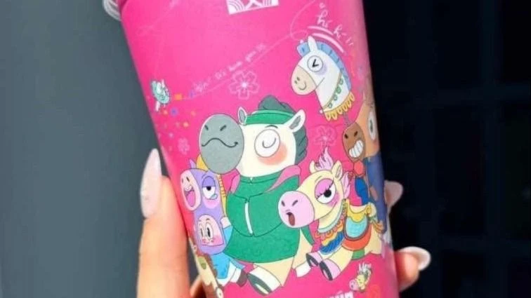 Ly trà sữa in hình tác phẩm "Nhong nhong nhong". Ảnh: MXH 641259839_1980799905863505_4691254642808792444_n.jpg