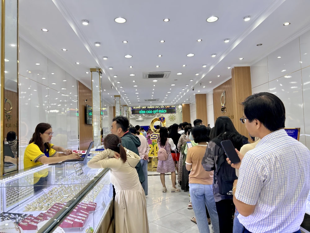 ngày vía thần tài,xếp hàng mua vàng,cần thơ