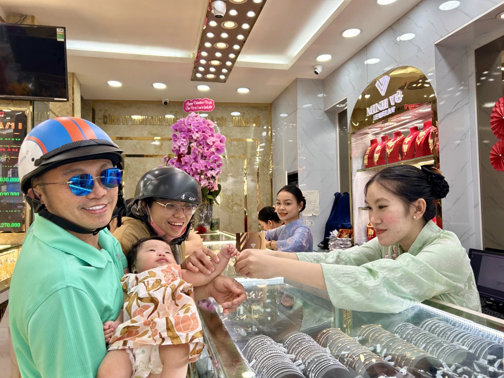 ngày vía thần tài,xếp hàng mua vàng,cần thơ