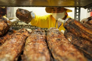 Xuyên đêm nướng hàng nghìn con cá lóc bán ngày vía Thần Tài 