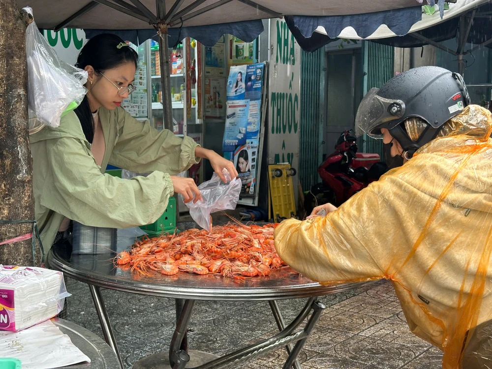 Một điểm bán tôm đồng giá 10.000 đồng/con tại chợ Phạm Văn Bạch. Ảnh: THU HÀ TOM.jpg