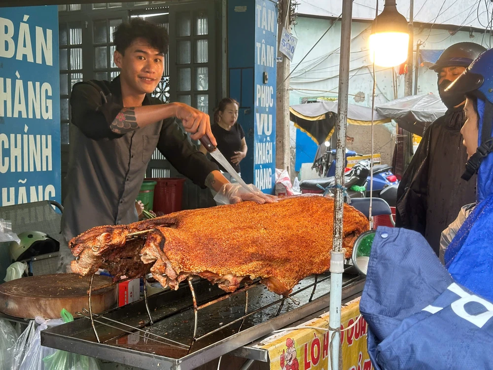 Nhiều người nội trợ xếp hàng mua heo quay. Ảnh: THU HÀ heo-quay.jpg