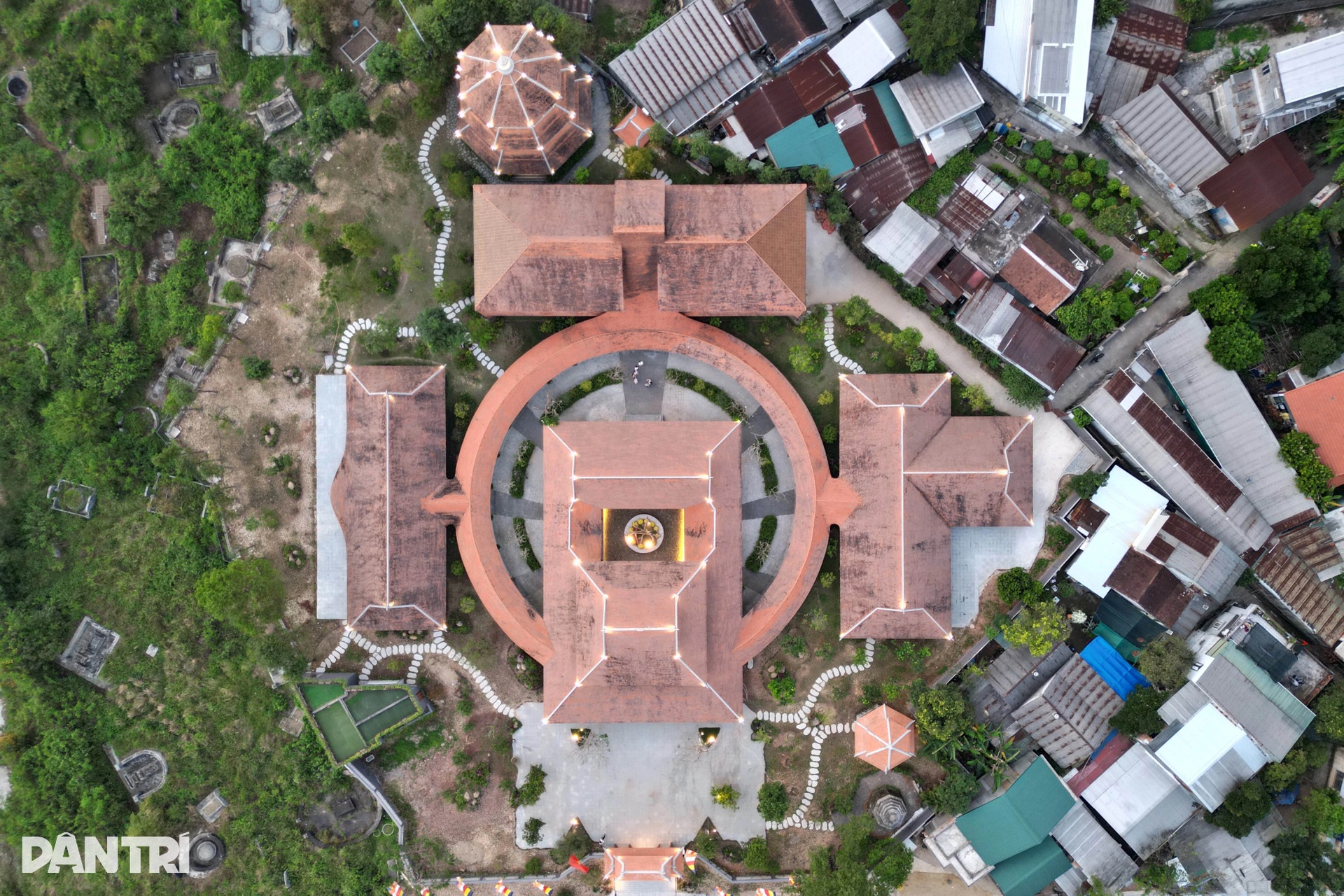 Ngôi chùa có kiến trúc độc đáo và ngôi mộ cổ không rõ lai lịch - 2