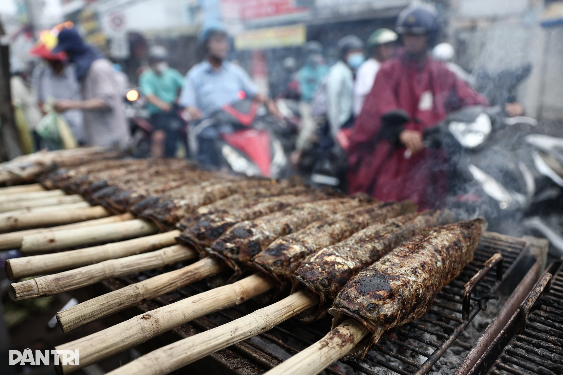 Cá lóc nướng “cháy hàng” ngày vía Thần Tài, giá các loại đồ cúng tăng nhẹ - 2 Cá lóc nướng “cháy hàng” ngày vía Thần Tài, giá các loại đồ cúng tăng nhẹ - 2