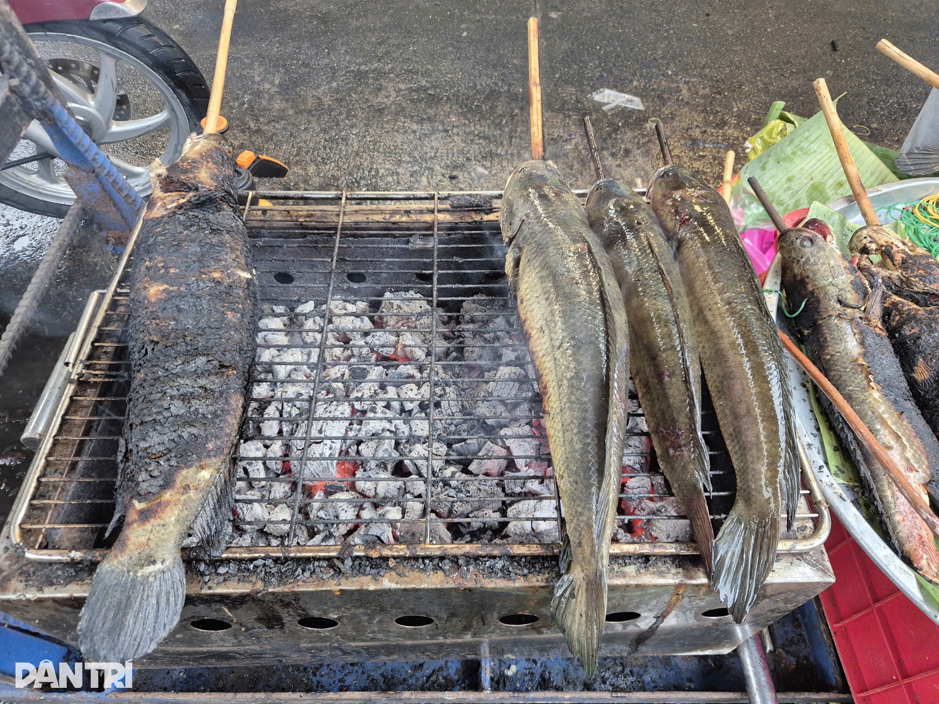 Cá lóc nướng “cháy hàng” ngày vía Thần Tài, giá các loại đồ cúng tăng nhẹ - 4 Cá lóc nướng “cháy hàng” ngày vía Thần Tài, giá các loại đồ cúng tăng nhẹ - 4