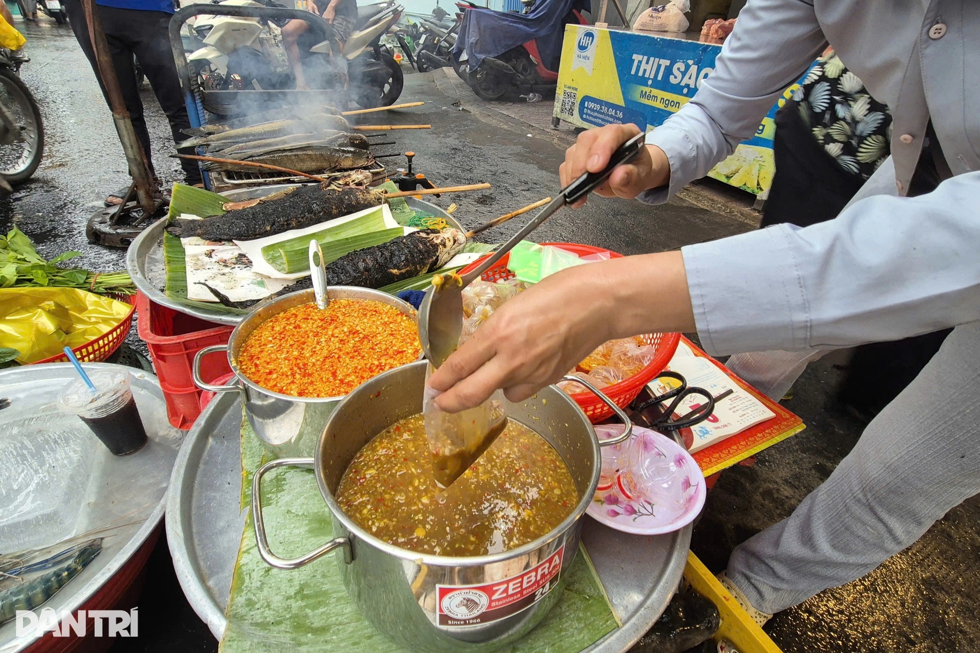 Cá lóc nướng “cháy hàng” ngày vía Thần Tài, giá các loại đồ cúng tăng nhẹ - 5 Cá lóc nướng “cháy hàng” ngày vía Thần Tài, giá các loại đồ cúng tăng nhẹ - 5