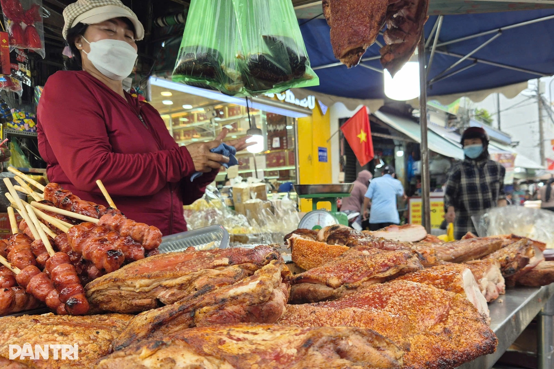 Cá lóc nướng “cháy hàng” ngày vía Thần Tài, giá các loại đồ cúng tăng nhẹ - 6 Cá lóc nướng “cháy hàng” ngày vía Thần Tài, giá các loại đồ cúng tăng nhẹ - 6