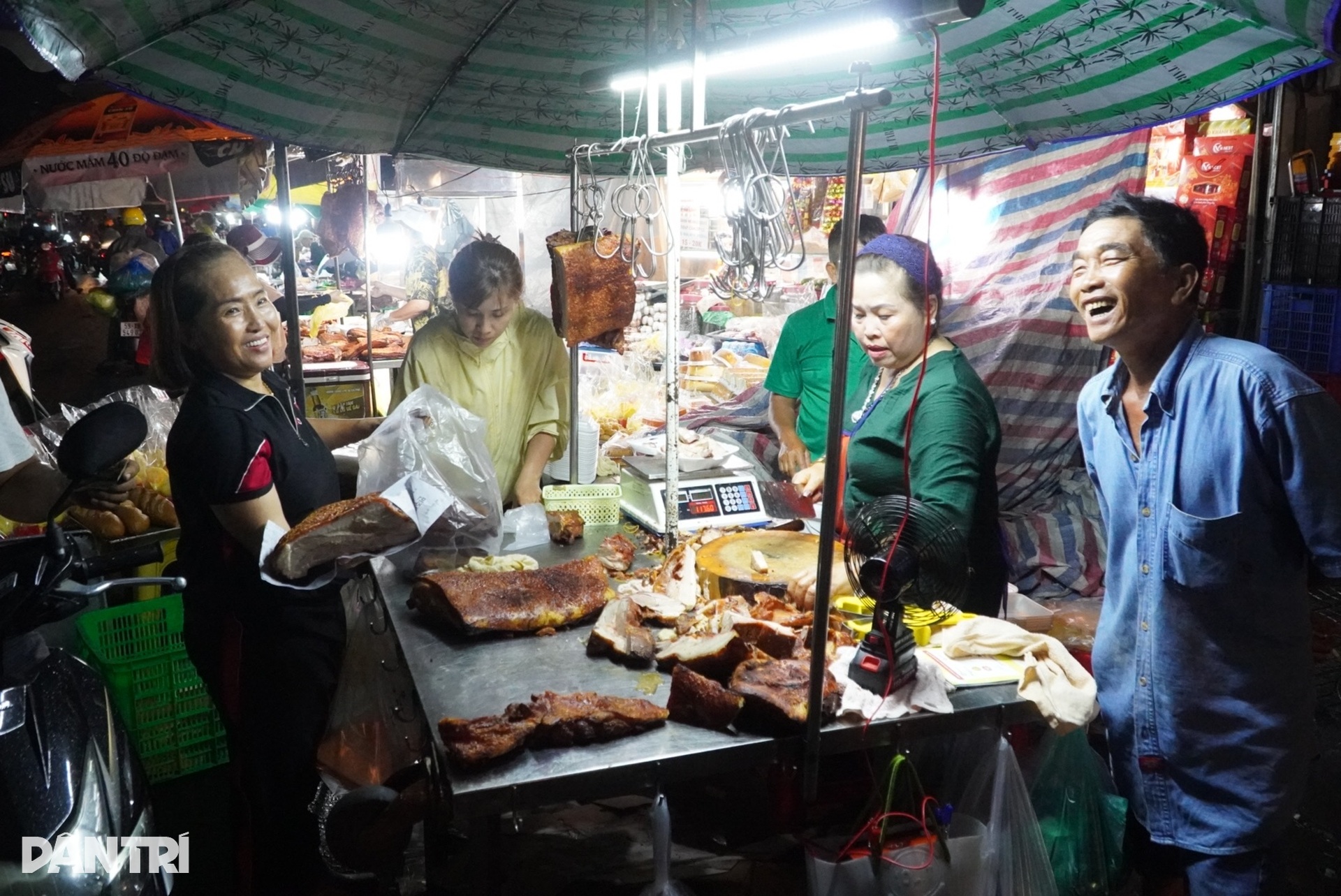 Cá lóc nướng “cháy hàng” ngày vía Thần Tài, giá các loại đồ cúng tăng nhẹ - 7 Cá lóc nướng “cháy hàng” ngày vía Thần Tài, giá các loại đồ cúng tăng nhẹ - 7