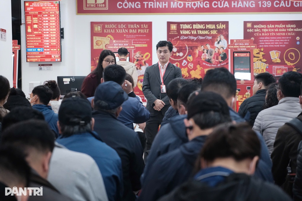 Giữa người người mua lấy lộc, vợ chồng trẻ bán vàng cưới vì làm ăn thua lỗ - 2