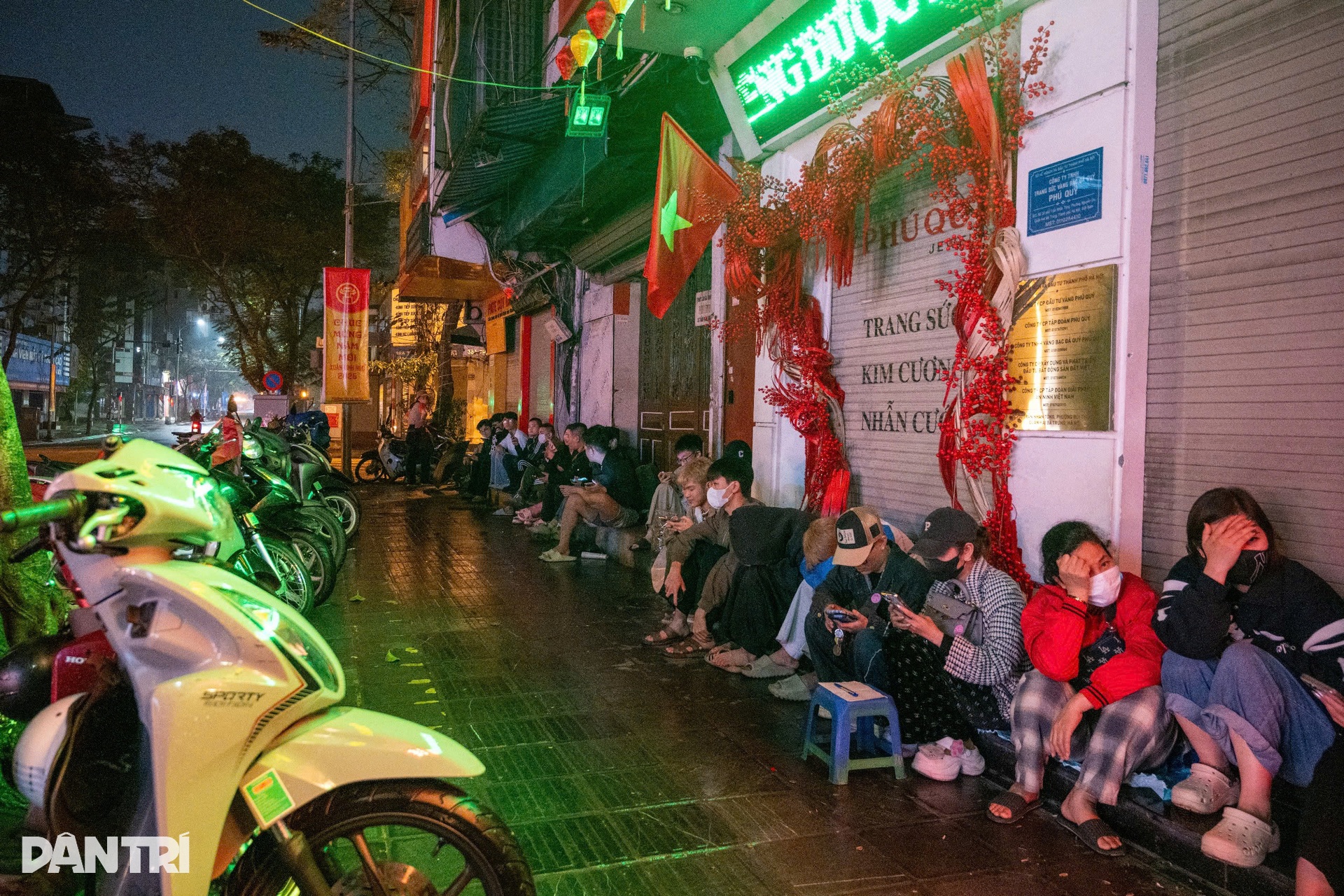 Giữ chỗ từ 21h tối hôm trước, vạ vật vỉa hè xuyên đêm chờ mua vàng Thần Tài - 2