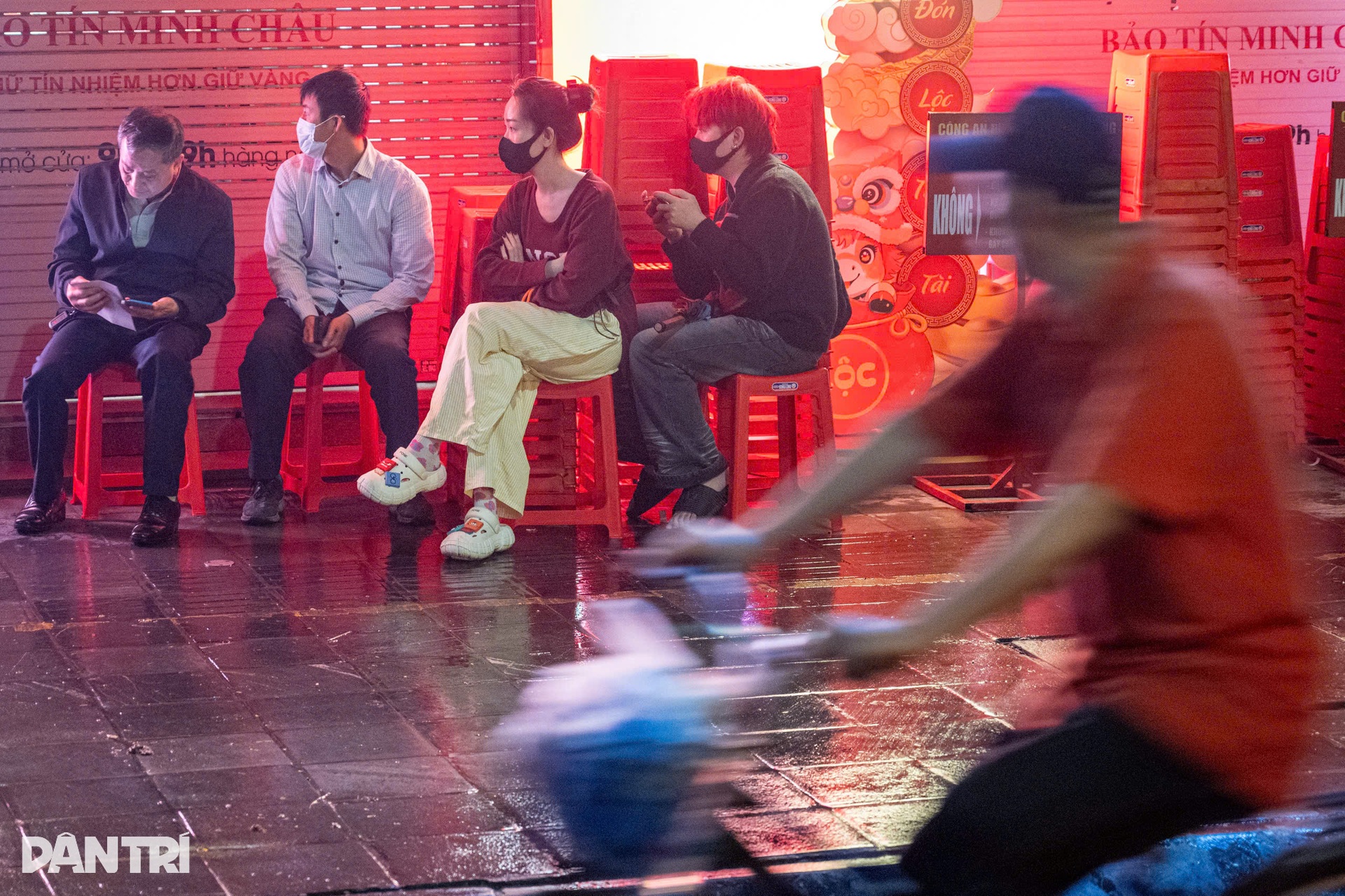 Giữ chỗ từ 21h tối hôm trước, vạ vật vỉa hè xuyên đêm chờ mua vàng Thần Tài - 3