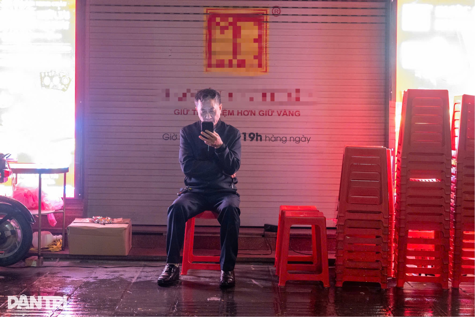 Giữ chỗ từ 21h tối hôm trước, vạ vật vỉa hè xuyên đêm chờ mua vàng Thần Tài - 4