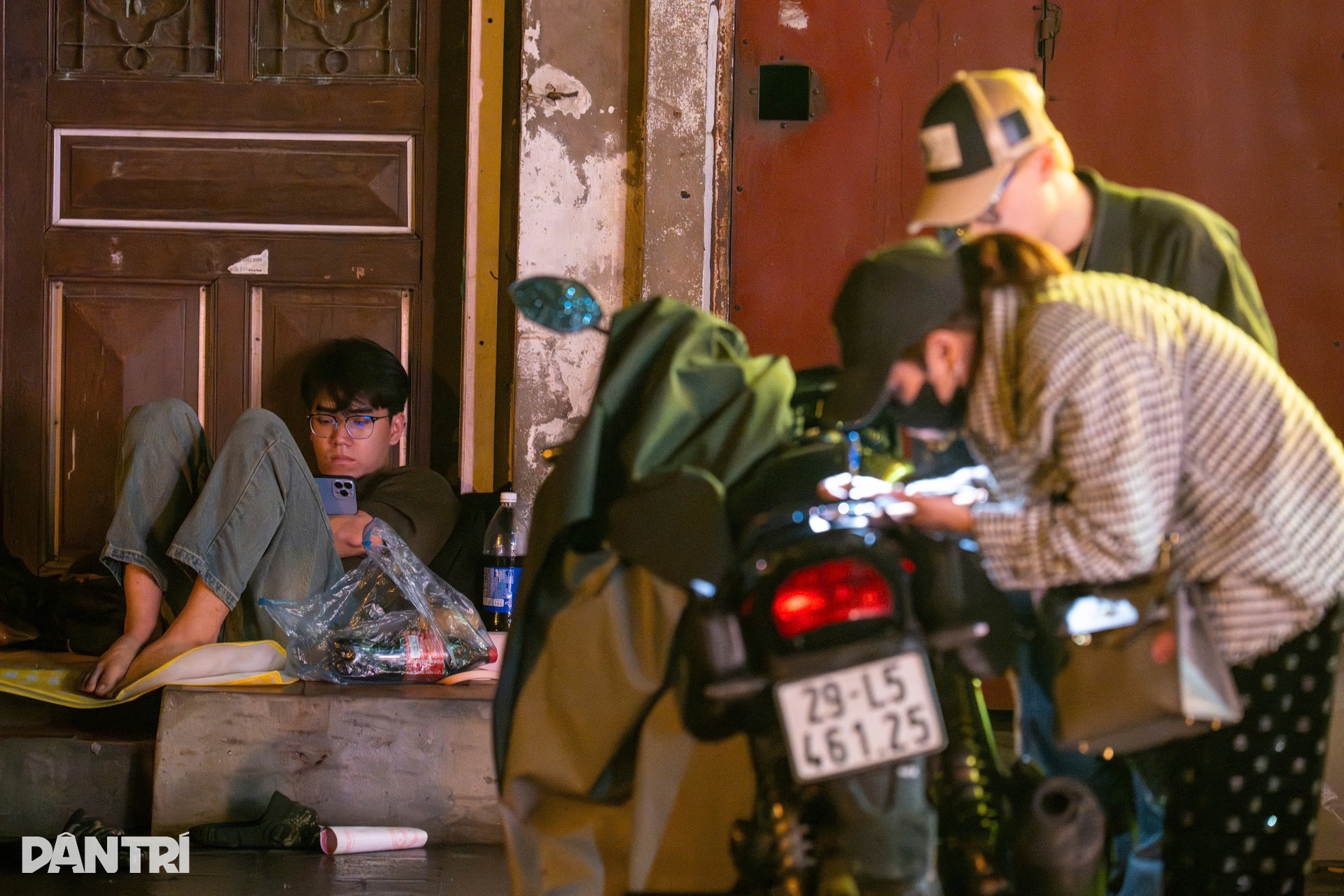 Giữ chỗ từ 21h tối hôm trước, vạ vật vỉa hè xuyên đêm chờ mua vàng Thần Tài - 6