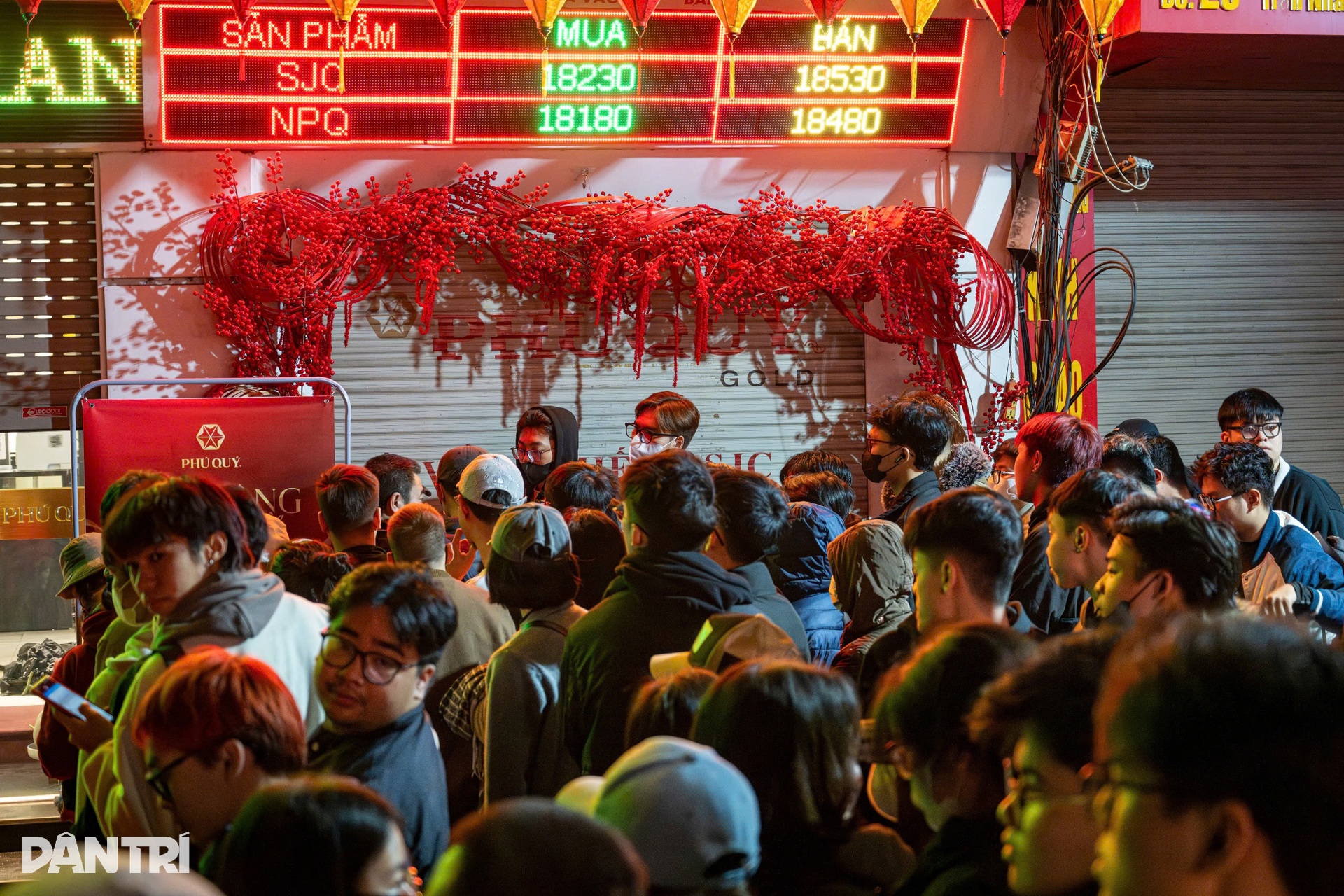 Giữ chỗ từ 21h tối hôm trước, vạ vật vỉa hè xuyên đêm chờ mua vàng Thần Tài - 7