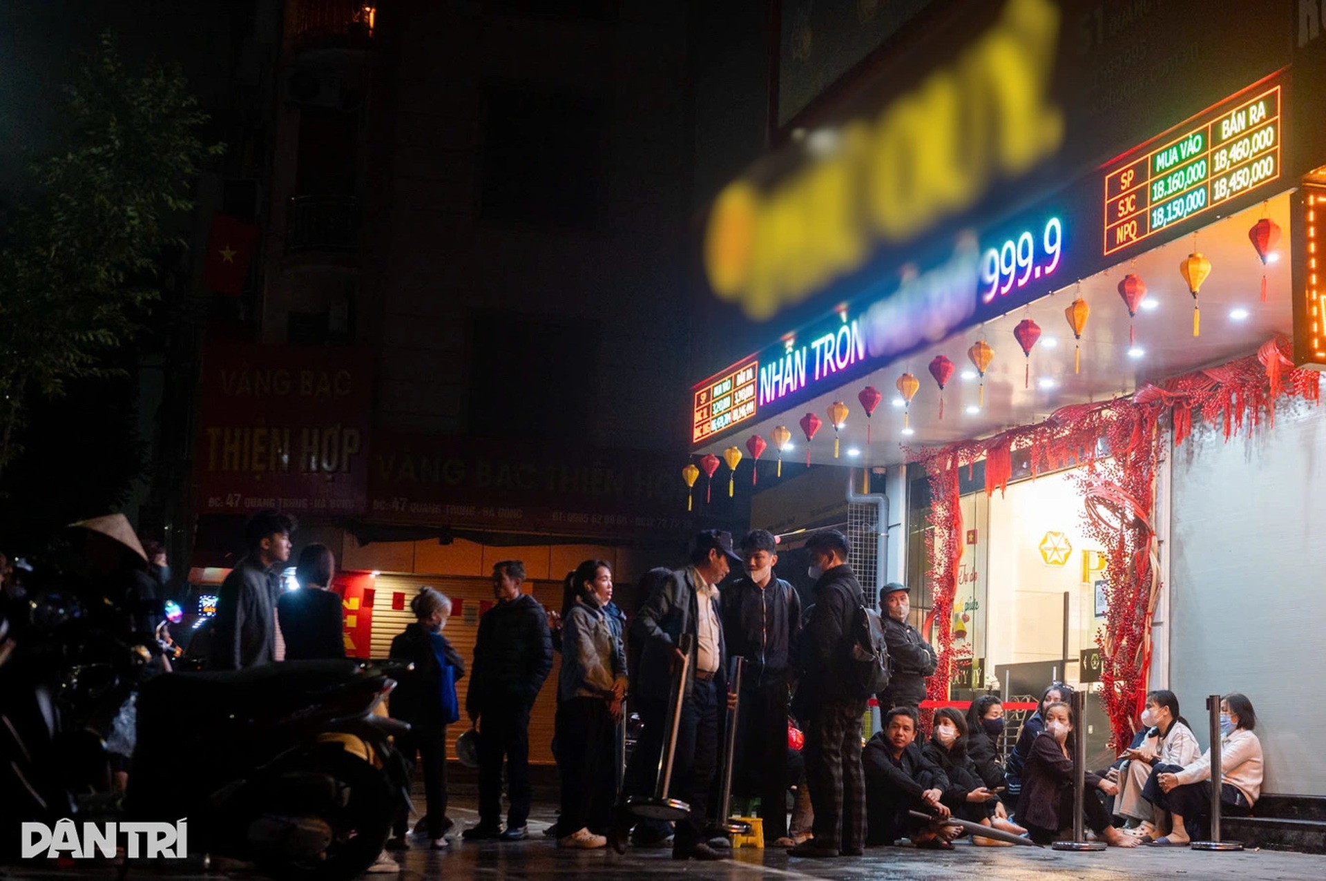 Giữ chỗ từ 21h tối hôm trước, vạ vật vỉa hè xuyên đêm chờ mua vàng Thần Tài - 8