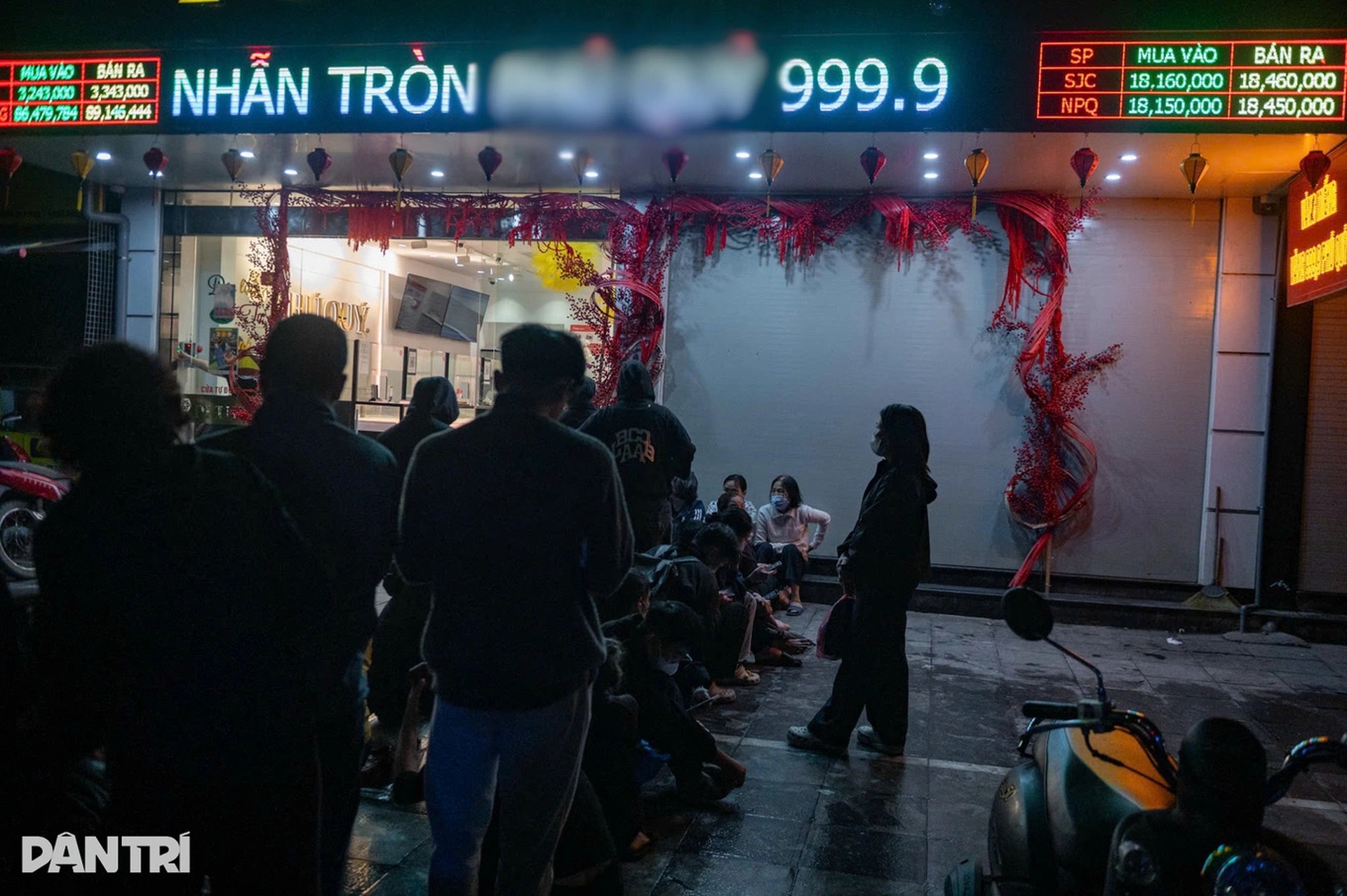 Giữ chỗ từ 21h tối hôm trước, vạ vật vỉa hè xuyên đêm chờ mua vàng Thần Tài - 9