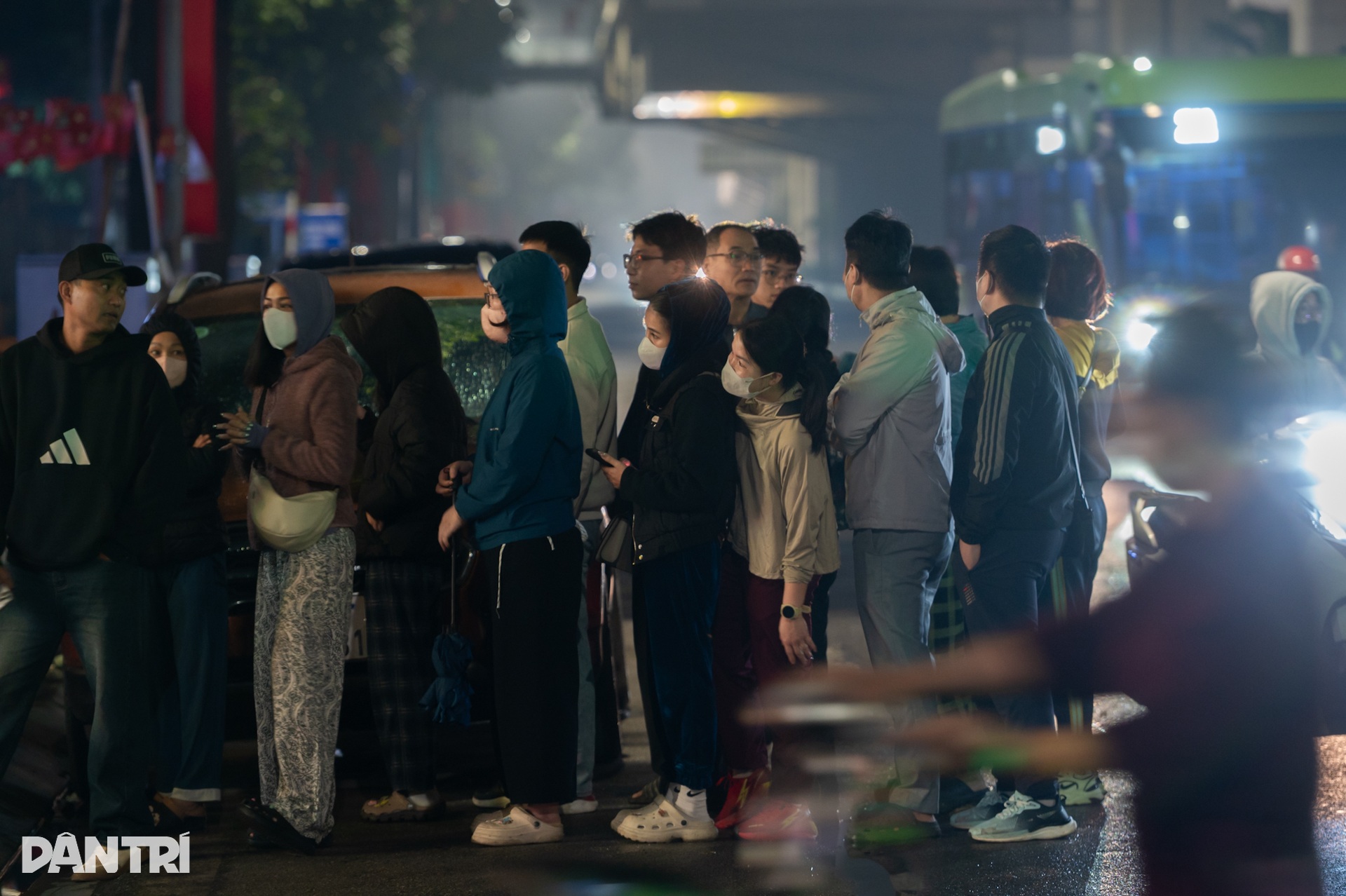 Giữ chỗ từ 21h tối hôm trước, vạ vật vỉa hè xuyên đêm chờ mua vàng Thần Tài - 10