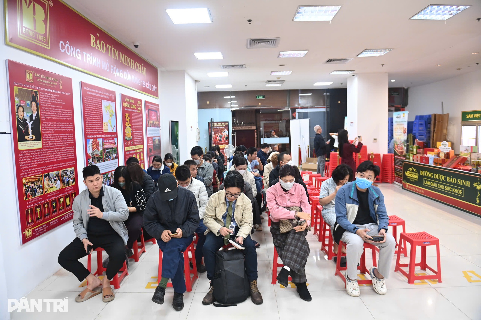 Giữ chỗ từ 21h tối hôm trước, vạ vật vỉa hè xuyên đêm chờ mua vàng Thần Tài - 12