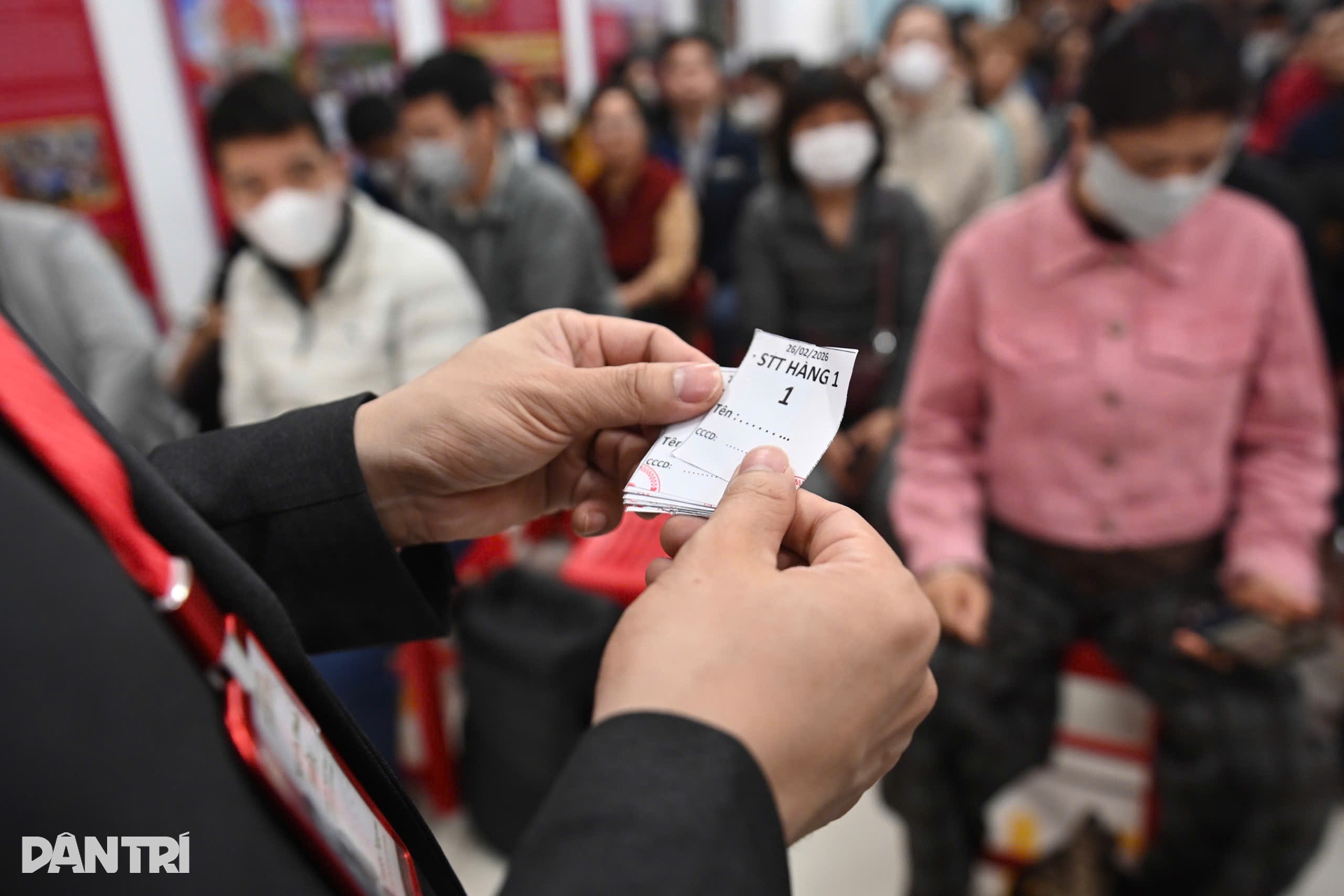 Giữ chỗ từ 21h tối hôm trước, vạ vật vỉa hè xuyên đêm chờ mua vàng Thần Tài - 13