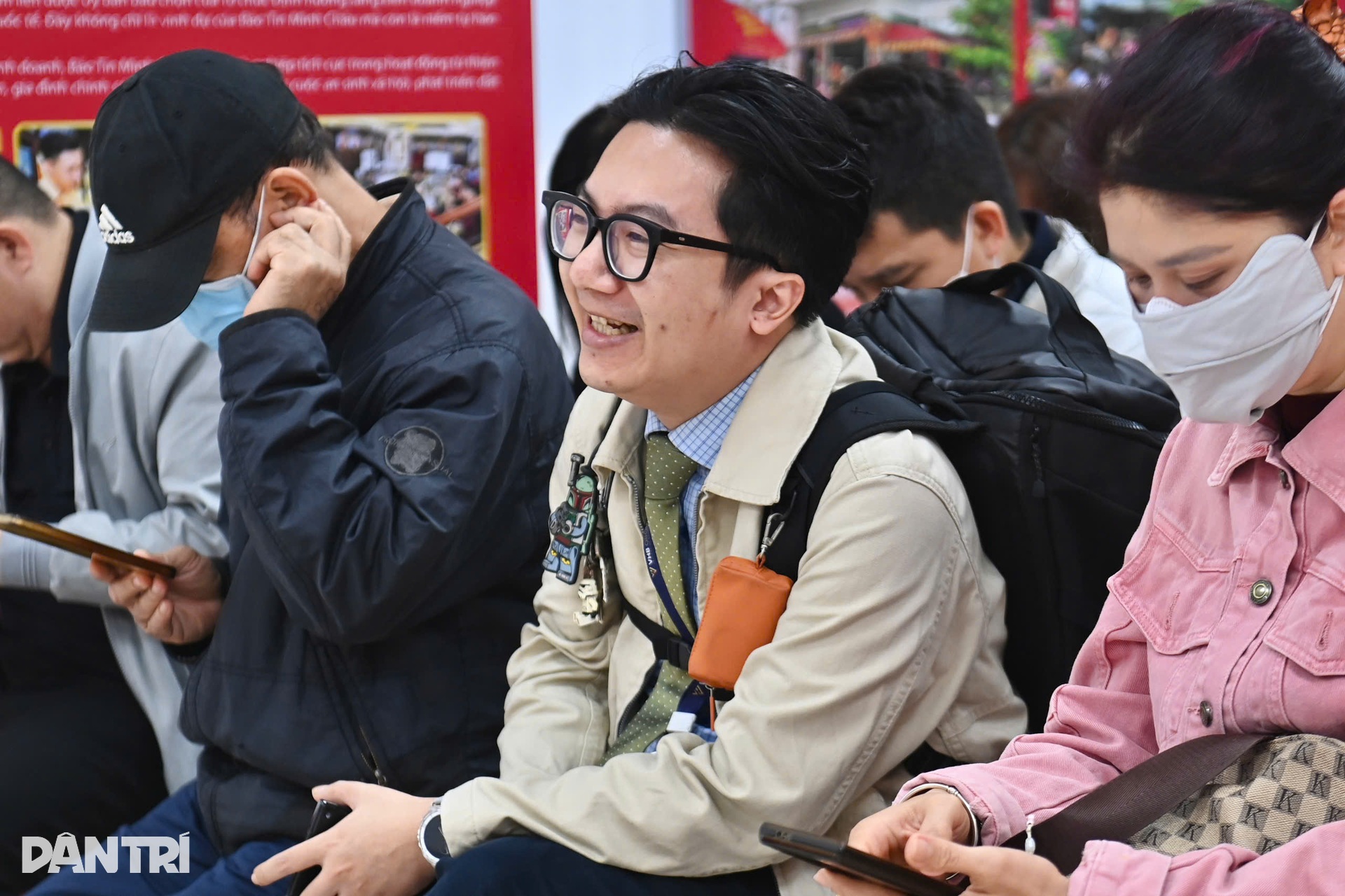 Giữ chỗ từ 21h tối hôm trước, vạ vật vỉa hè xuyên đêm chờ mua vàng Thần Tài - 14