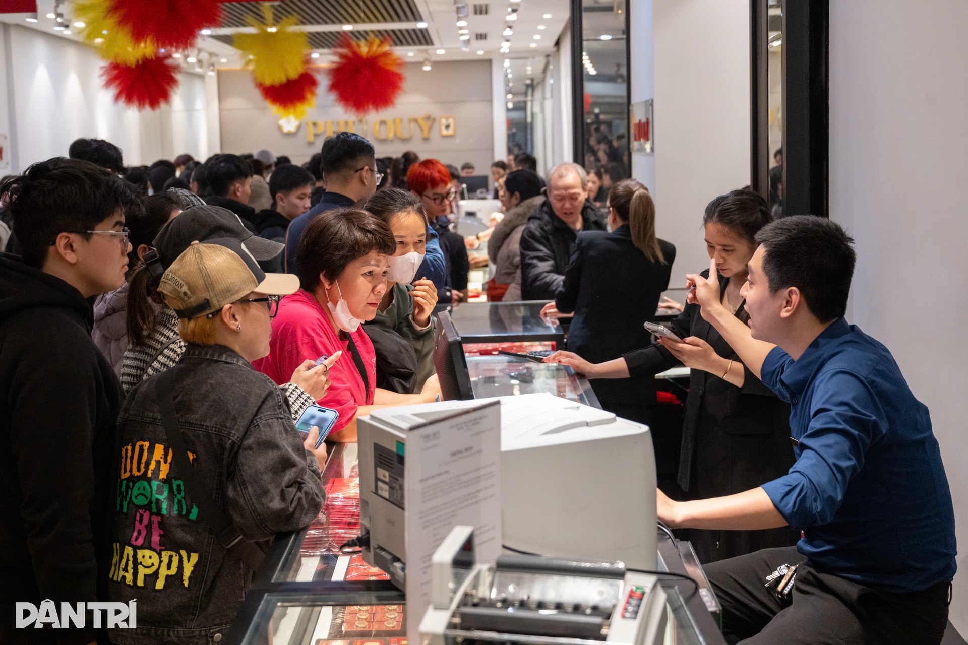 Giữ chỗ từ 21h tối hôm trước, vạ vật vỉa hè xuyên đêm chờ mua vàng Thần Tài - 16