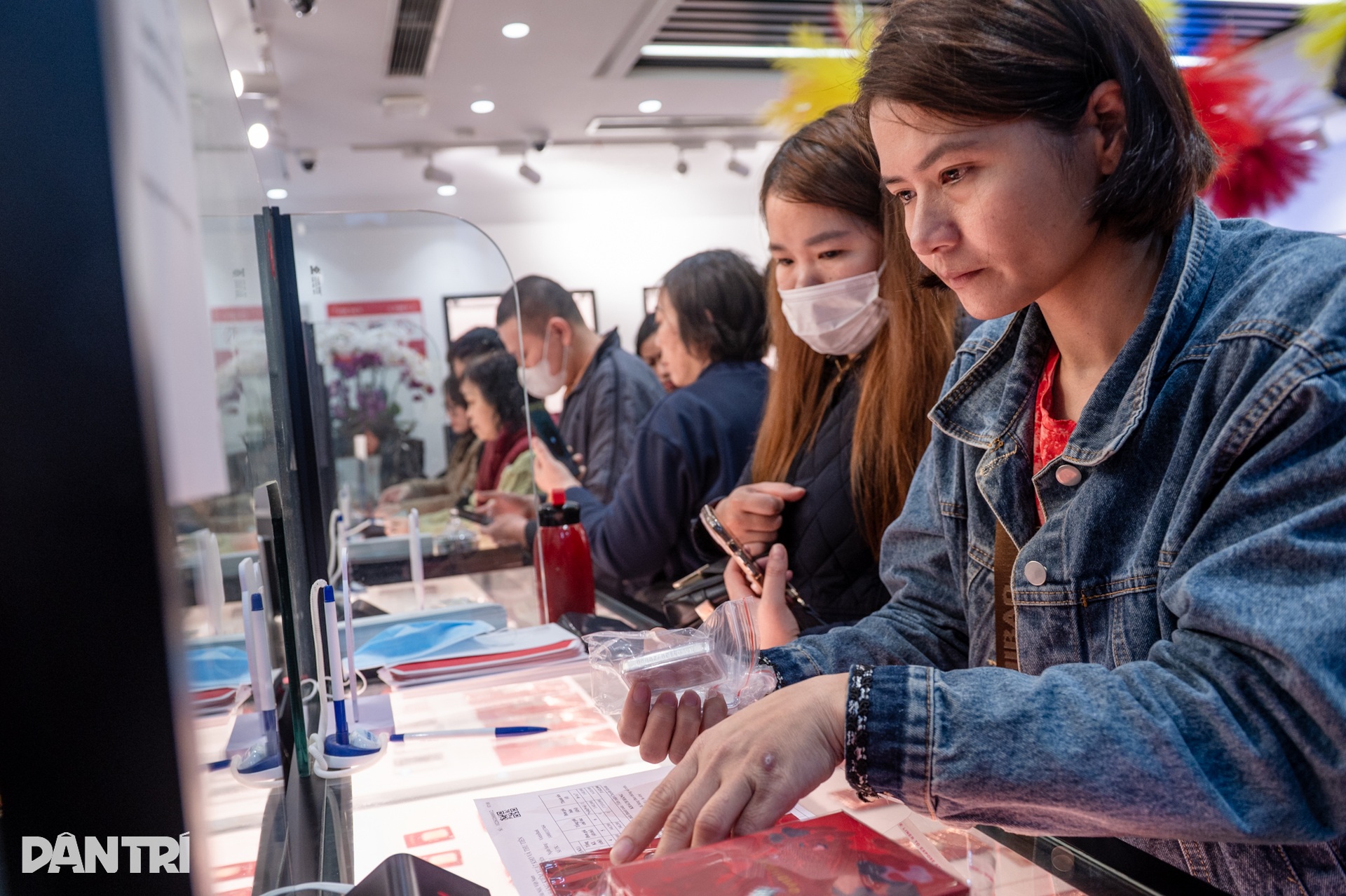 Giữ chỗ từ 21h tối hôm trước, vạ vật vỉa hè xuyên đêm chờ mua vàng Thần Tài - 17