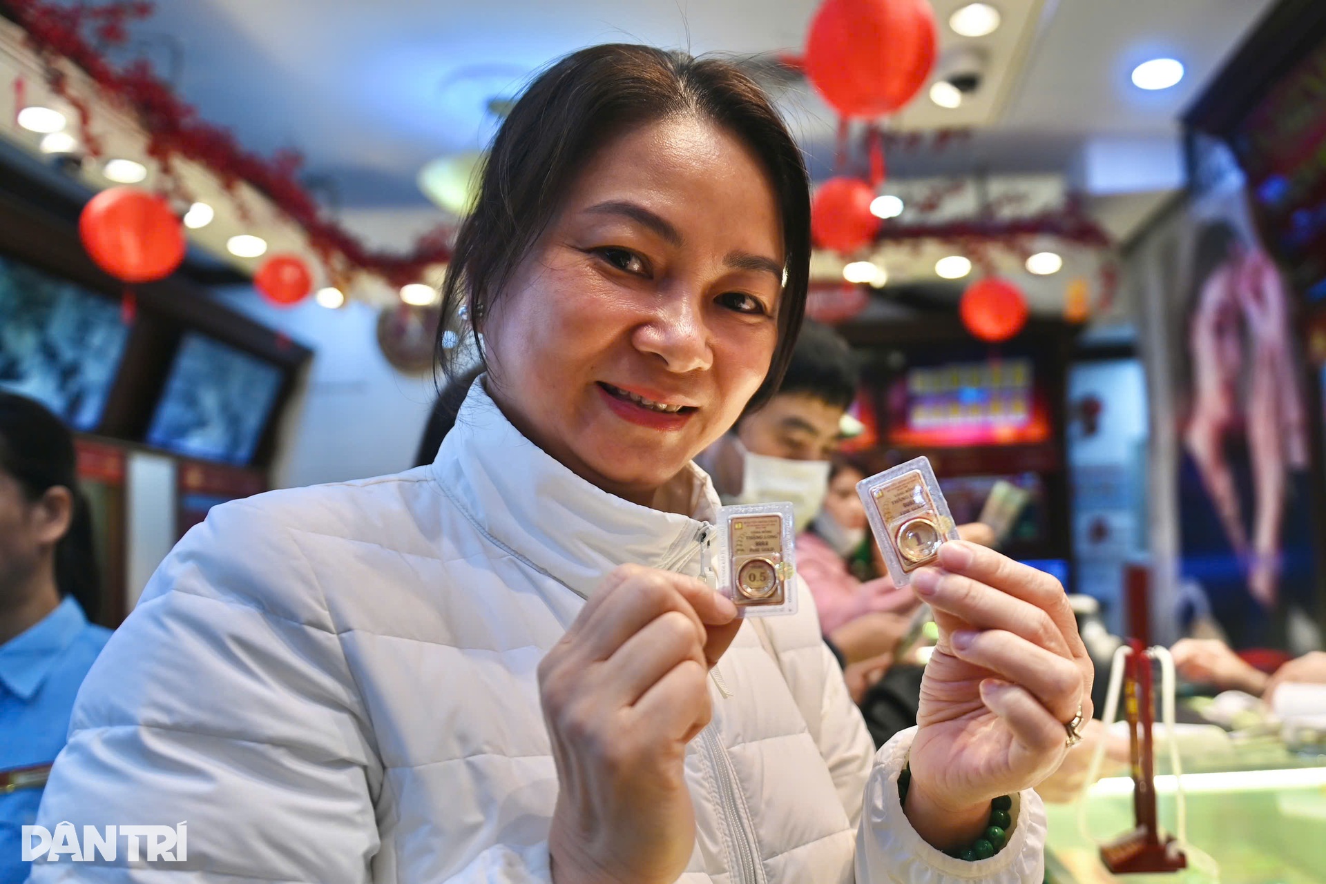 Giữ chỗ từ 21h tối hôm trước, vạ vật vỉa hè xuyên đêm chờ mua vàng Thần Tài - 18