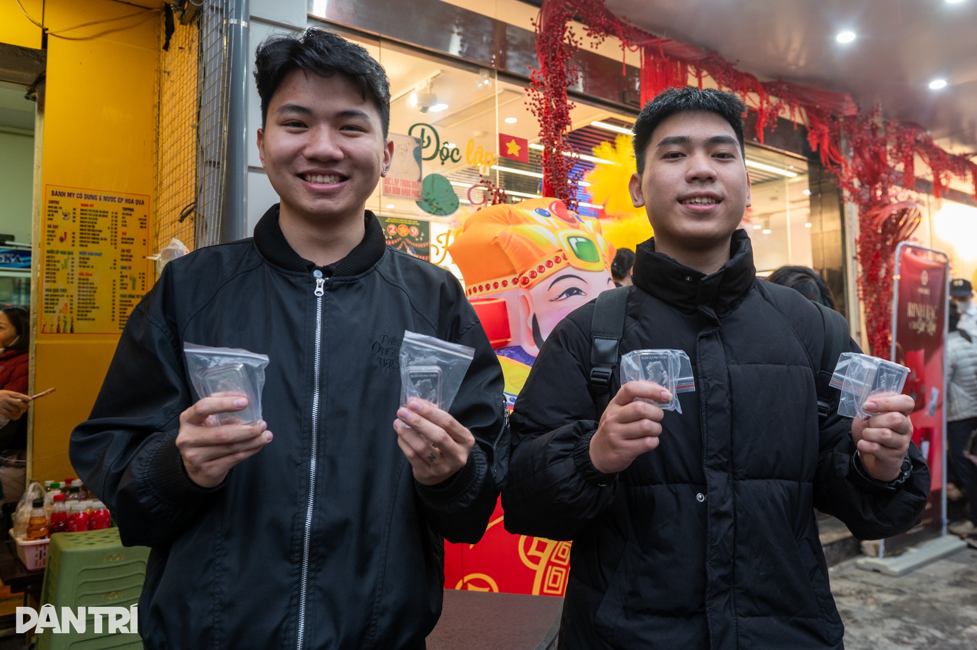 Giữ chỗ từ 21h tối hôm trước, vạ vật vỉa hè xuyên đêm chờ mua vàng Thần Tài - 19