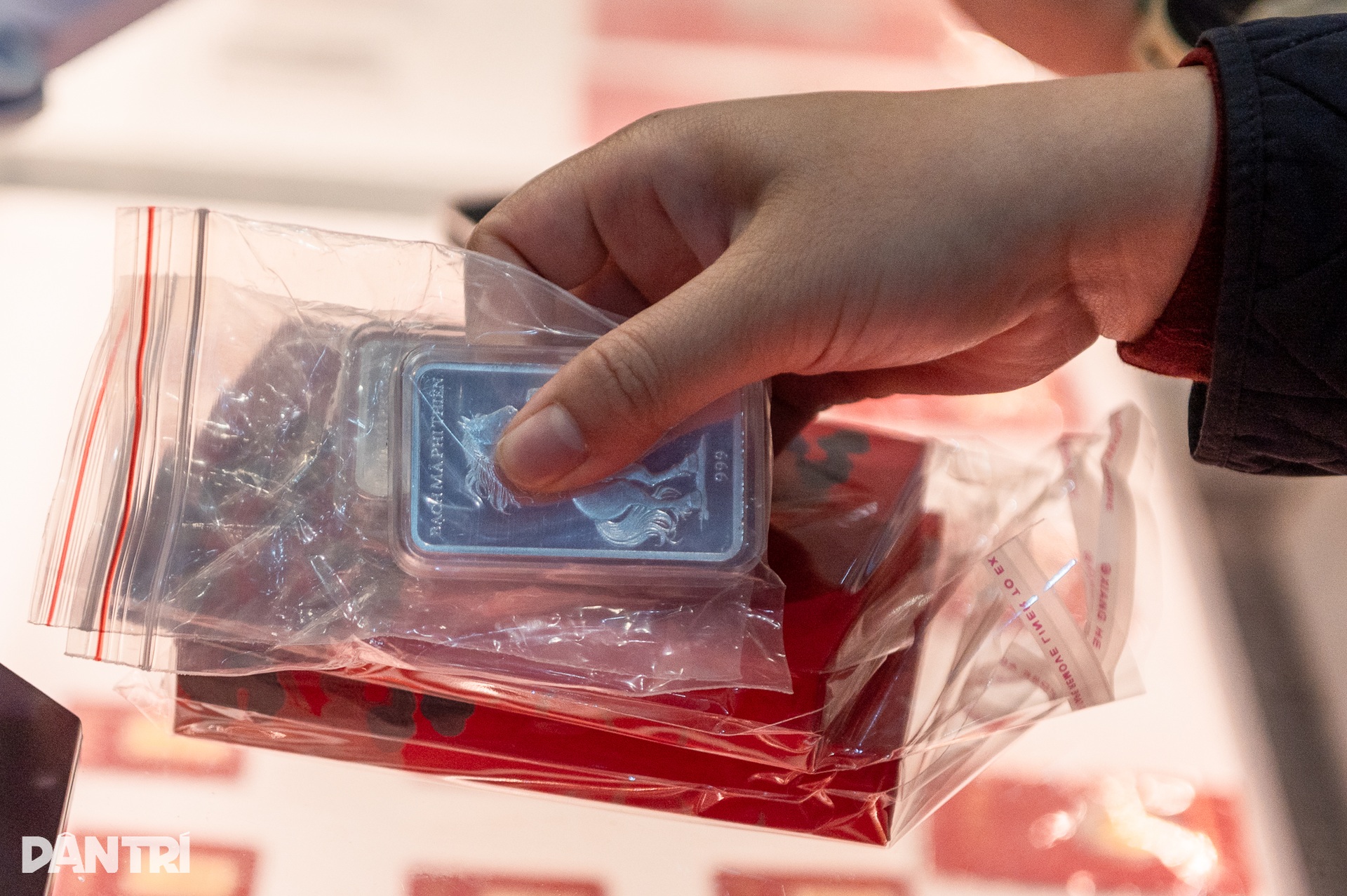 Giữ chỗ từ 21h tối hôm trước, vạ vật vỉa hè xuyên đêm chờ mua vàng Thần Tài - 20