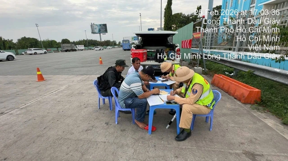 vua-nghe-dien-thoai-vua-lai-xe (2).jpg