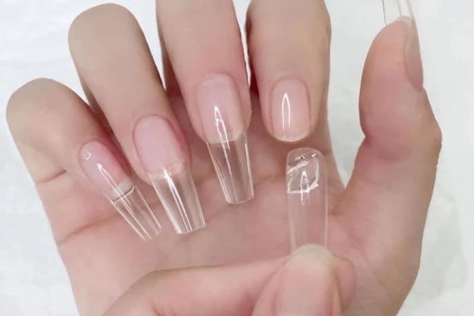 Móng úp là kỹ thuật làm đẹp, nối dài móng bằng cách sử dụng loại móng giả làm từ nhựa, dán trực tiếp lên bề mặt móng thật bằng keo chuyên dụng.