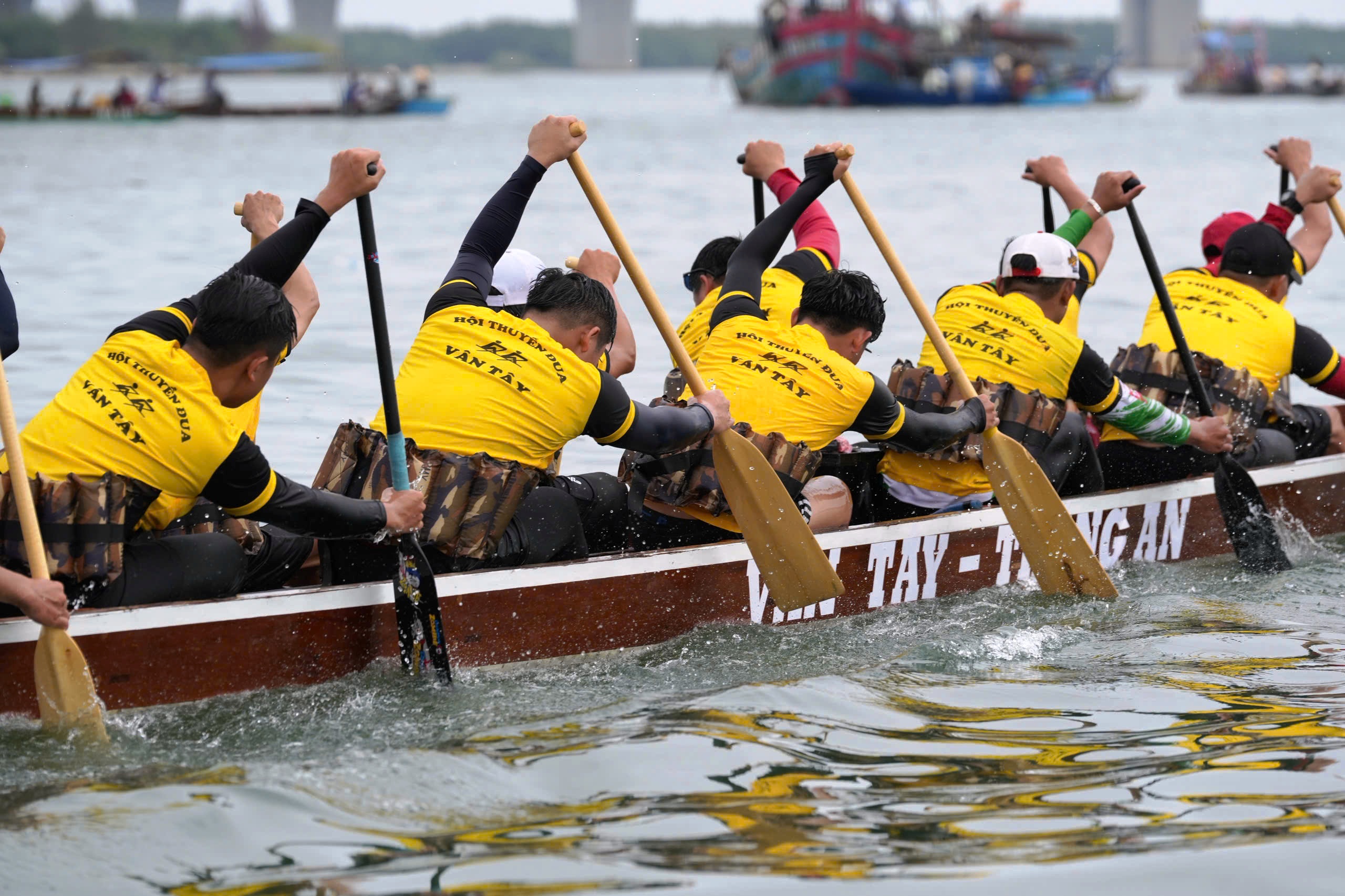 Hàng nghìn người dân chen chân, cổ vũ cuồng nhiệt giải đua thuyền trên sông Thu Bồn- Ảnh 2. Hàng nghìn người dân chen chân, cổ vũ cuồng nhiệt giải đua thuyền trên sông Thu Bồn- Ảnh 2.