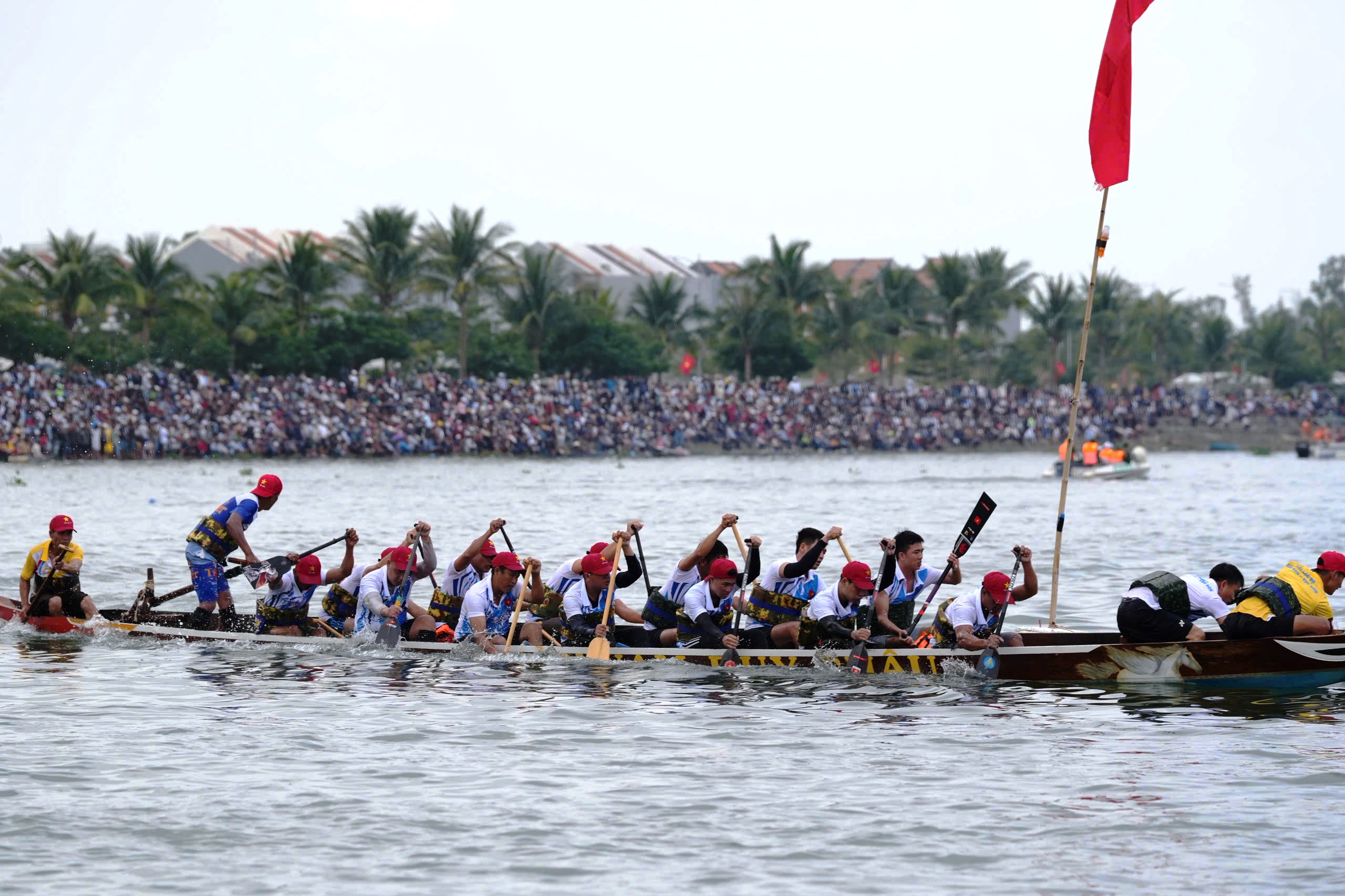 Hàng nghìn người dân chen chân, cổ vũ cuồng nhiệt giải đua thuyền trên sông Thu Bồn- Ảnh 3. Hàng nghìn người dân chen chân, cổ vũ cuồng nhiệt giải đua thuyền trên sông Thu Bồn- Ảnh 3.