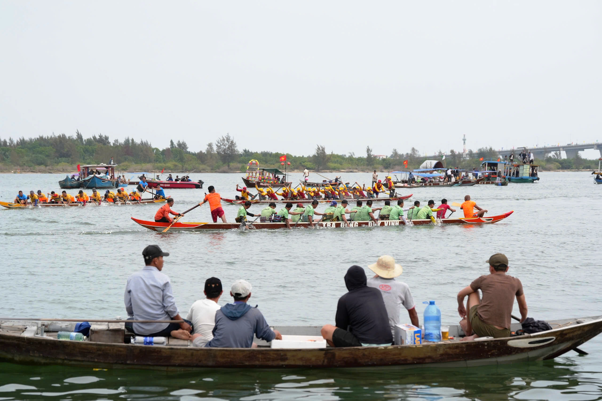 Hàng nghìn người dân chen chân, cổ vũ cuồng nhiệt giải đua thuyền trên sông Thu Bồn- Ảnh 4. Hàng nghìn người dân chen chân, cổ vũ cuồng nhiệt giải đua thuyền trên sông Thu Bồn- Ảnh 4.