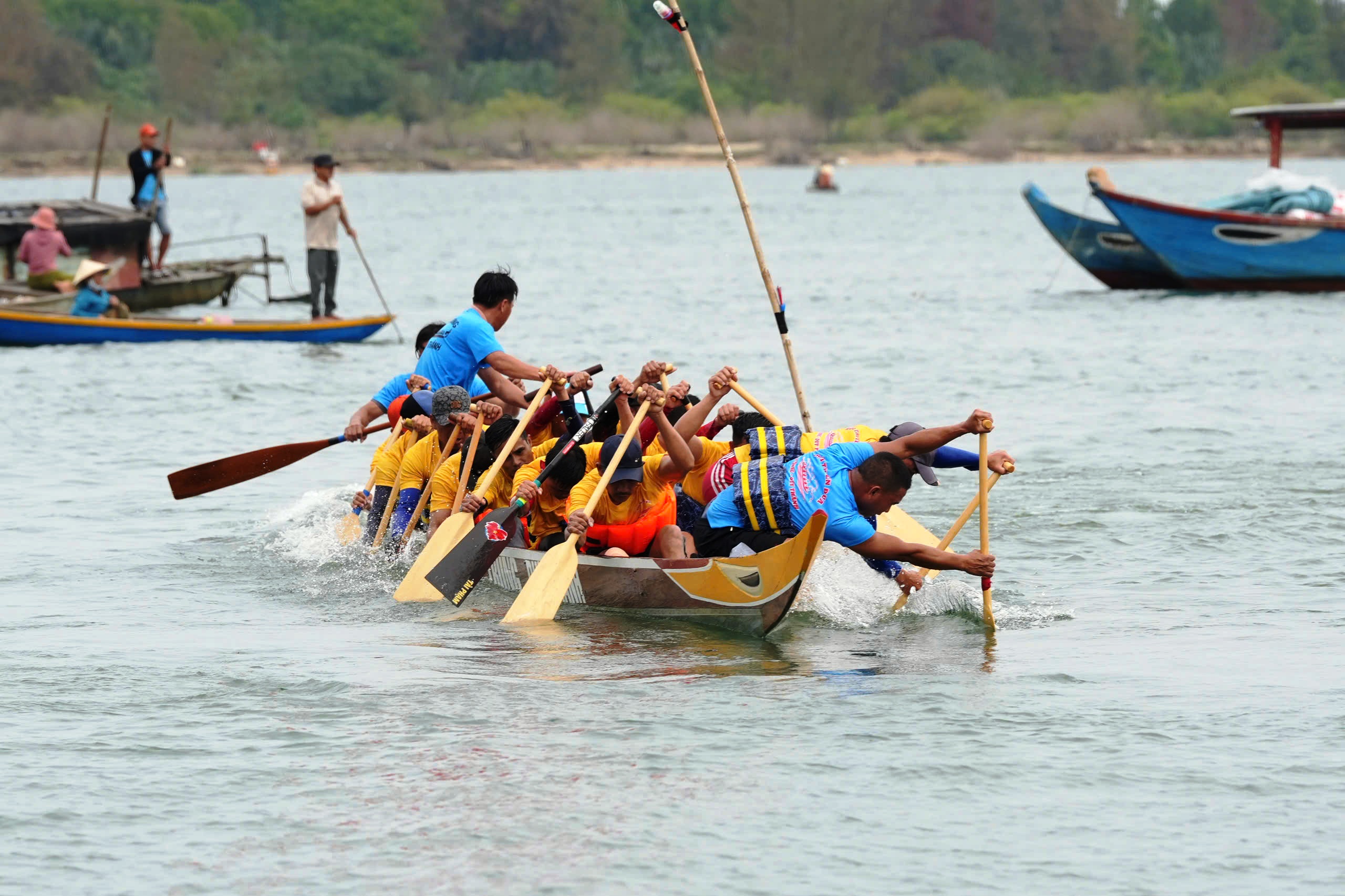 Hàng nghìn người dân chen chân, cổ vũ cuồng nhiệt giải đua thuyền trên sông Thu Bồn- Ảnh 9. Hàng nghìn người dân chen chân, cổ vũ cuồng nhiệt giải đua thuyền trên sông Thu Bồn- Ảnh 9.