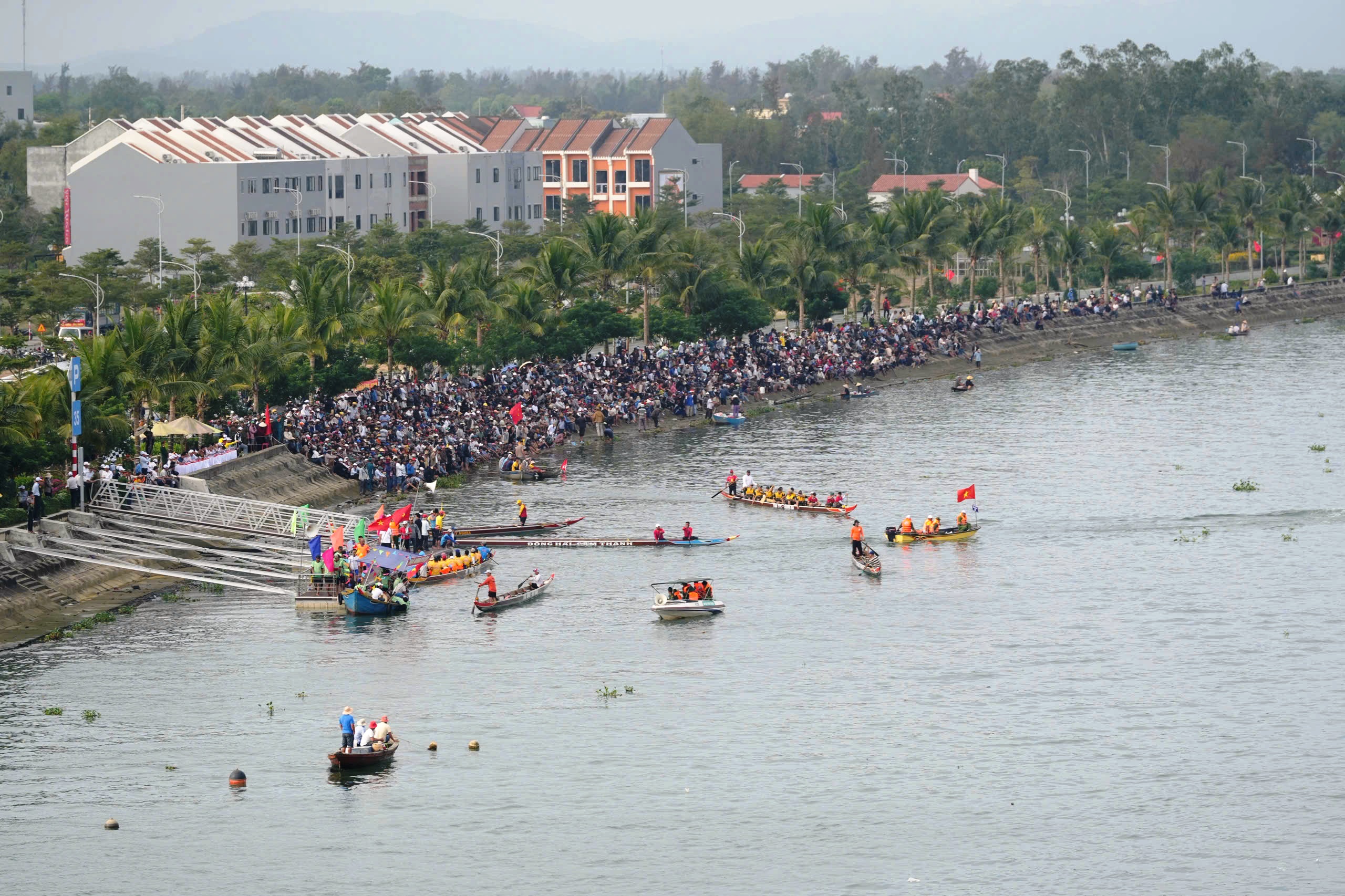 Hàng nghìn người dân chen chân, cổ vũ cuồng nhiệt giải đua thuyền trên sông Thu Bồn- Ảnh 10. Hàng nghìn người dân chen chân, cổ vũ cuồng nhiệt giải đua thuyền trên sông Thu Bồn- Ảnh 10.