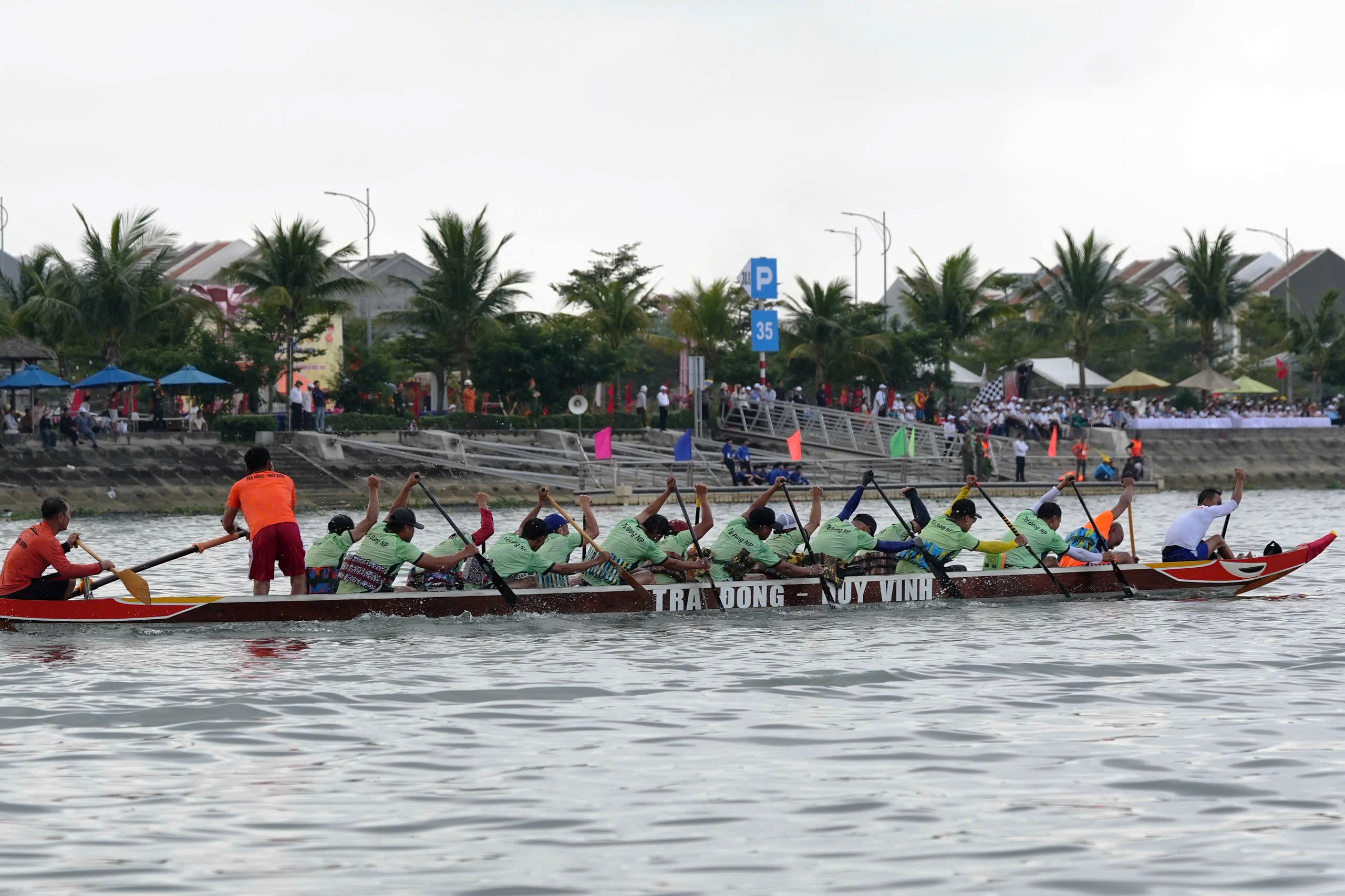 Hàng nghìn người dân chen chân, cổ vũ cuồng nhiệt giải đua thuyền trên sông Thu Bồn- Ảnh 11. Hàng nghìn người dân chen chân, cổ vũ cuồng nhiệt giải đua thuyền trên sông Thu Bồn- Ảnh 11.