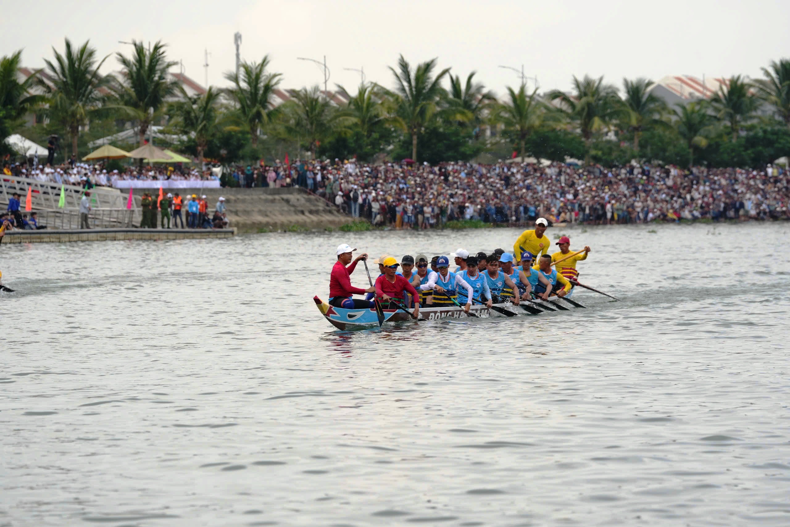 Hàng nghìn người dân chen chân, cổ vũ cuồng nhiệt giải đua thuyền trên sông Thu Bồn- Ảnh 13. Hàng nghìn người dân chen chân, cổ vũ cuồng nhiệt giải đua thuyền trên sông Thu Bồn- Ảnh 13.