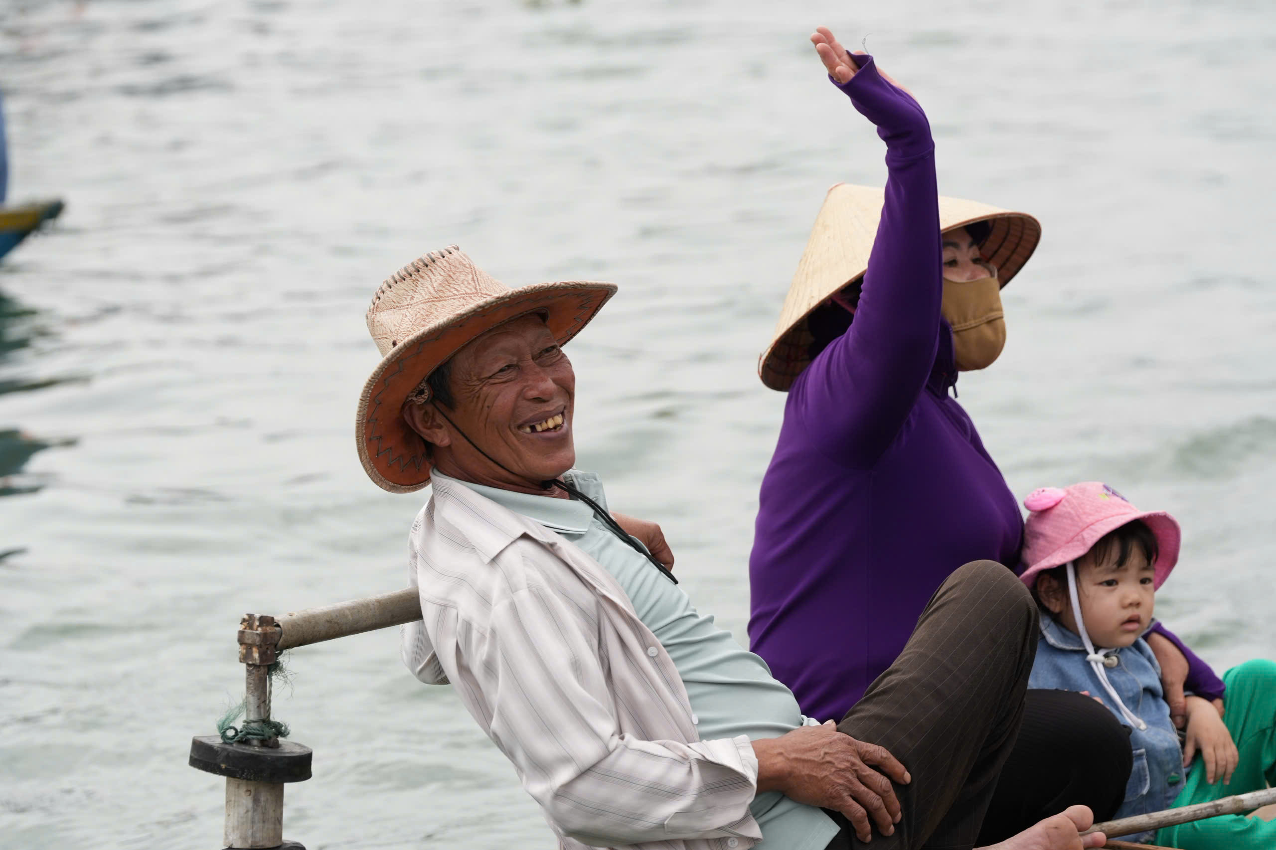 Hàng nghìn người dân chen chân, cổ vũ cuồng nhiệt giải đua thuyền trên sông Thu Bồn- Ảnh 14. Hàng nghìn người dân chen chân, cổ vũ cuồng nhiệt giải đua thuyền trên sông Thu Bồn- Ảnh 14.