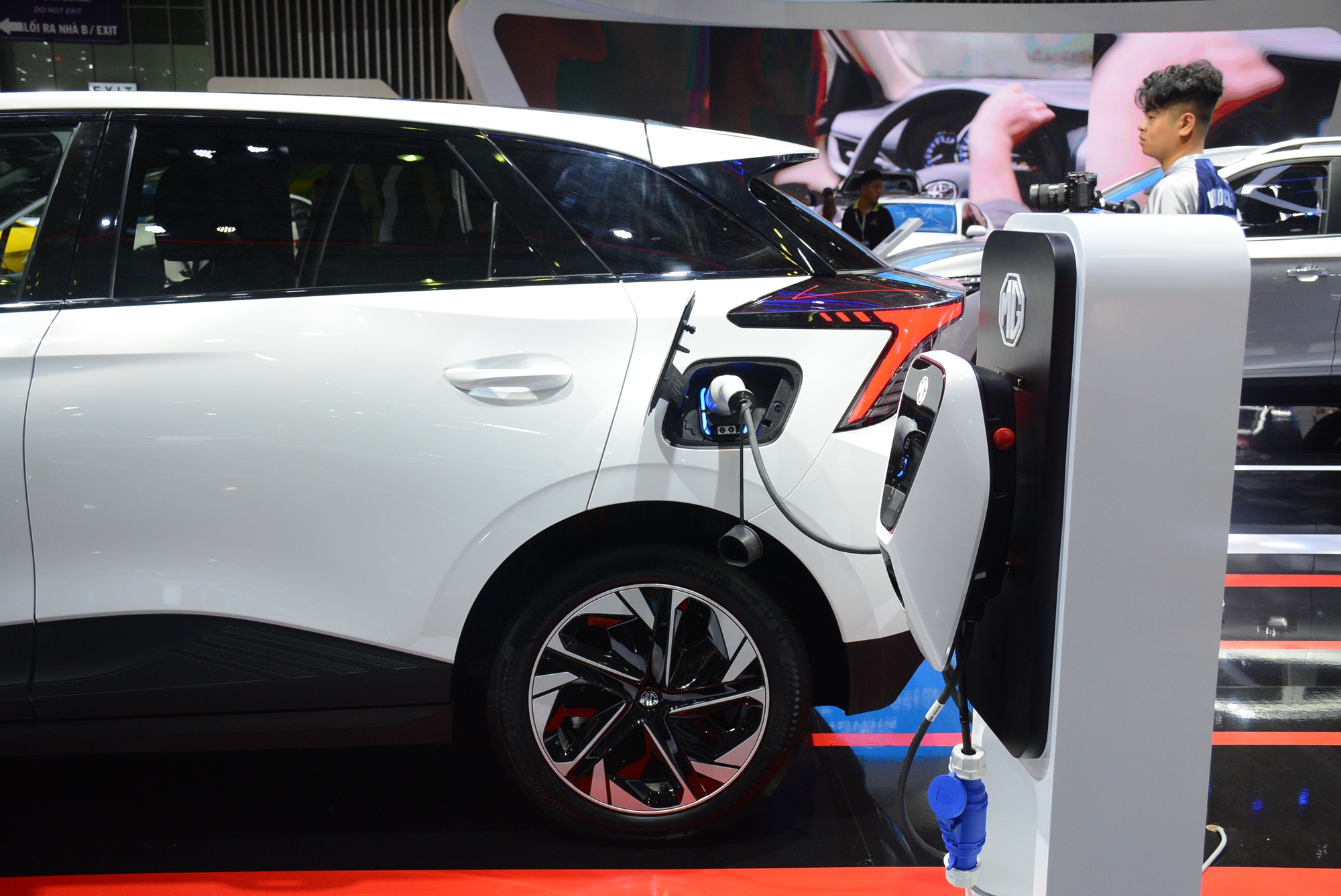 Mức tiêu thụ nhiên liệu của xe hybrid cắm sạc không như công bố - Ảnh 2.